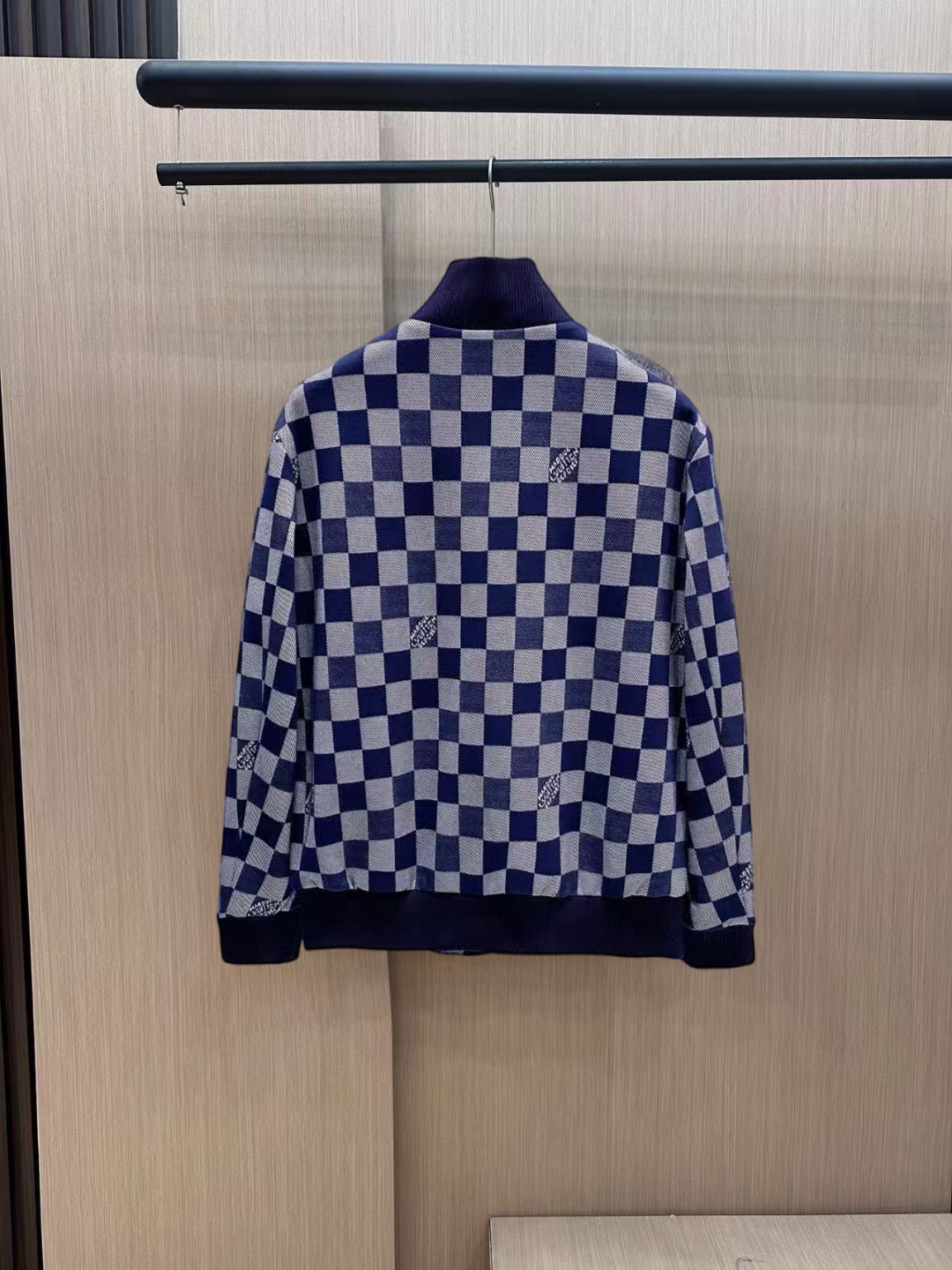 NO:735841,Lv 2026 spring new jacket, the new product on the show is in perfect condition, comfortable and warm, complete with three labels, full and attractive color, very outstanding design, easily upgrades the fashion sense, extremely sophisticated and rigorous workmanship, neat and meticulous wiring!  A masterpiece from a famous designer!  The upper body does not look bloated and is super handsome!  Available size M ~ XXXL,,louis vuitton,jackets & coats,jackets & coats,19860909Lv 2026春季新款夹克外套,秀场新品品相非常完美,舒适保暖,三标齐全色泽饱满诱人,非常出彩的设计,轻松将时髦感进阶,做工极为考究严谨,走线工整细致！大牌设计师巨作！上身不显臃肿、超级帅气！现货码数M ～ XXXL,,louis vuitton,jackets & coats,jackets & coats,,Men's clothing