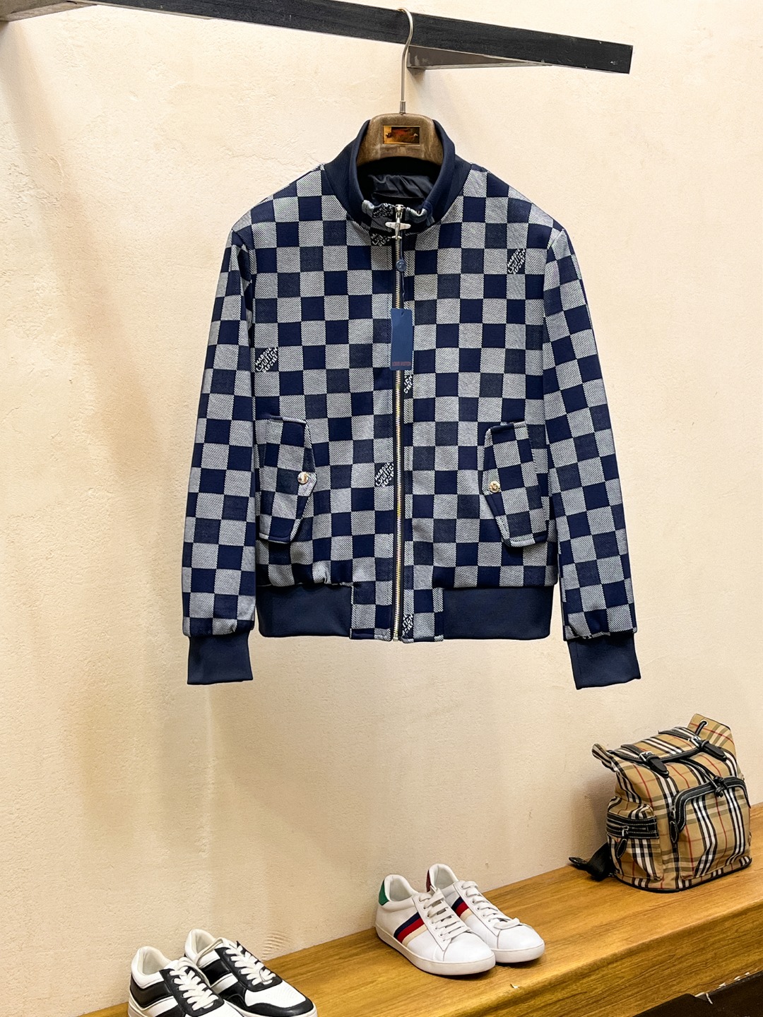 NO:744647,Lv 2026 spring new jacket, the new product on the show is in perfect condition, comfortable and warm, complete with three labels, full and attractive color, very outstanding design, easily upgrades the fashion sense, extremely elegant and rigorous workmanship, neat and meticulous wiring!  A masterpiece from a famous designer!  The upper body does not look bloated and is super handsome!  Available size M ~ XXXL,,louis vuitton,jackets & coats,jackets & coats,19860909Lv 2026春季新款夹克外套,秀场新品品相非常完美,舒适保暖,三标齐全色泽饱满诱人,非常出彩的设计,轻松将时髦感进阶,做工极为考究严谨,走线工整细致！大牌设计师巨作！上身不显臃肿、超级帅气！现货码数M ～ XXXL,,louis vuitton,jackets & coats,jackets & coats,,Men's clothing