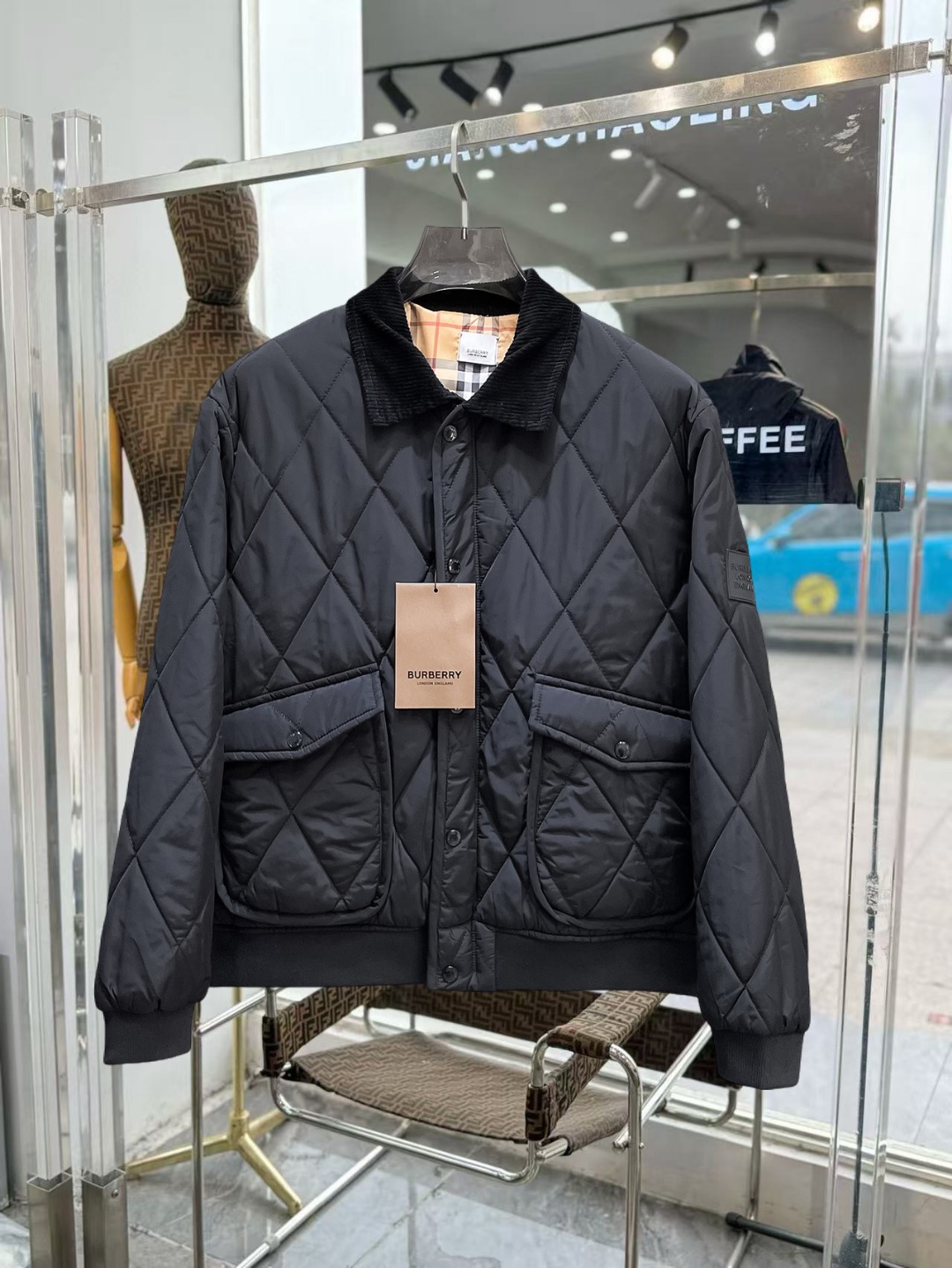 NO:649720,Burberry's new 2025ss winter down jacket with all three standards, the new product on the show is in perfect condition, comfortable and warm, the color is full and attractive, the design is very outstanding, it can easily enhance the fashion sense, the workmanship is extremely sophisticated and rigorous, and the wiring is neat and meticulous!  A masterpiece from a famous designer!  The upper body does not look bloated and is super handsome!  Available sizes M ~ XXXL,,burberry,jackets & coats,down jacket,alexander wang19860909巴宝莉 三标齐全 2025ss冬季新款羽绒棉服外套,秀场新品品相非常完美,舒适保暖,色泽饱满诱人,非常出彩的设计,轻松将时髦感进阶,做工极为考究严谨,走线工整细致！大牌设计师巨作！上身不显臃肿、超级帅气！现货码数M ～ XXXL,,burberry,jackets & coats,down jacket,alexander wang,Men's clothing