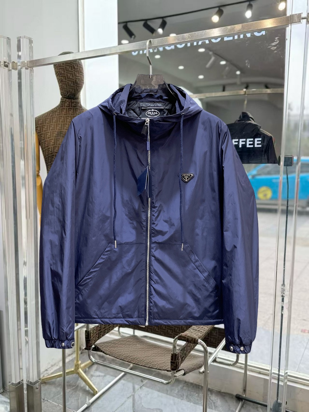 NO:649726,Prada's new 2025ss winter down jacket with all three standards is in perfect condition. It's comfortable and warm, and the color is full and attractive. The design is very outstanding, and it can easily enhance the sense of fashion. The workmanship is extremely sophisticated and rigorous, and the wiring is neat and meticulous!  A masterpiece from a famous designer!  The upper body does not look bloated and is super handsome!  Available sizes M ~ XXXL,,prada,jackets & coats,down jacket,alexander wang19860909普拉达 三标齐全 2025ss冬季新款羽绒棉服外套,秀场新品品相非常完美,舒适保暖,色泽饱满诱人,非常出彩的设计,轻松将时髦感进阶,做工极为考究严谨,走线工整细致！大牌设计师巨作！上身不显臃肿、超级帅气！现货码数M ～ XXXL,,prada,jackets & coats,down jacket,alexander wang,Men's clothing