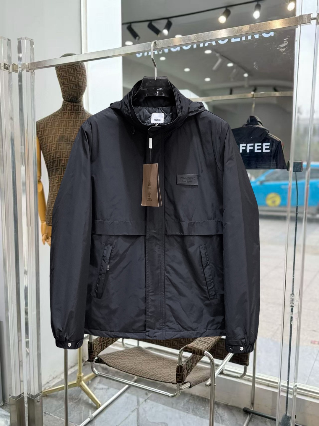 NO:649734,Burberry's new 2025ss winter down jacket with all three standards, the new product on the show is in perfect condition, comfortable and warm, the color is full and attractive, the design is very outstanding, it can easily enhance the fashion sense, the workmanship is extremely sophisticated and rigorous, and the wiring is neat and meticulous!  A masterpiece from a famous designer!  The upper body does not look bloated and is super handsome!  Available sizes M ~ XXXL,,burberry,jackets & coats,down jacket,alexander wang19860909巴宝莉 三标齐全 2025ss冬季新款羽绒棉服外套,秀场新品品相非常完美,舒适保暖,色泽饱满诱人,非常出彩的设计,轻松将时髦感进阶,做工极为考究严谨,走线工整细致！大牌设计师巨作！上身不显臃肿、超级帅气！现货码数M ～ XXXL,,burberry,jackets & coats,down jacket,alexander wang,Men's clothing