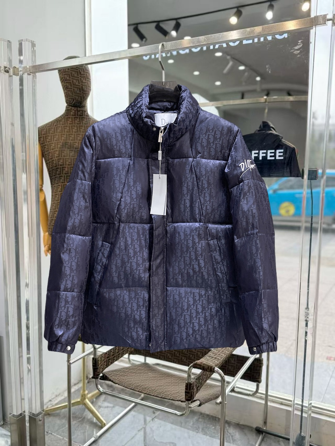 NO:649742,Dior's 2025ss new winter down jacket with complete three standards, the new product on the show is in perfect condition, comfortable and warm, the color is full and attractive, the design is very brilliant, it can easily enhance the fashion sense, the workmanship is extremely sophisticated and rigorous, and the wiring is neat and meticulous!  A masterpiece from a famous designer!  The upper body does not look bloated and is super handsome!  Available sizes M ~ XXXL,,dior,jackets & coats,down jacket,alexander wang19860909迪奥 三标齐全 2025ss冬季新款羽绒棉服外套,秀场新品品相非常完美,舒适保暖,色泽饱满诱人,非常出彩的设计,轻松将时髦感进阶,做工极为考究严谨,走线工整细致！大牌设计师巨作！上身不显臃肿、超级帅气！现货码数M ～ XXXL,,dior,jackets & coats,down jacket,alexander wang,Men's clothing