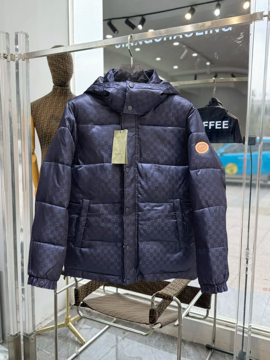 NO:649751,Gucci's new 2025ss winter down jacket with all three standards, the new product on the show is in perfect condition, comfortable and warm, the color is full and attractive, the design is very outstanding, it can easily enhance the sense of fashion, the workmanship is extremely sophisticated and rigorous, and the wiring is neat and meticulous!  A masterpiece from a famous designer!  The upper body does not look bloated and is super handsome!  Available sizes M ~ XXXL,,jackets & coats,down jacket,alexander wang19860909古奇 三标齐全 2025ss冬季新款羽绒棉服外套,秀场新品品相非常完美,舒适保暖,色泽饱满诱人,非常出彩的设计,轻松将时髦感进阶,做工极为考究严谨,走线工整细致！大牌设计师巨作！上身不显臃肿、超级帅气！现货码数M ～ XXXL,,jackets & coats,down jacket,alexander wang,Men's clothing