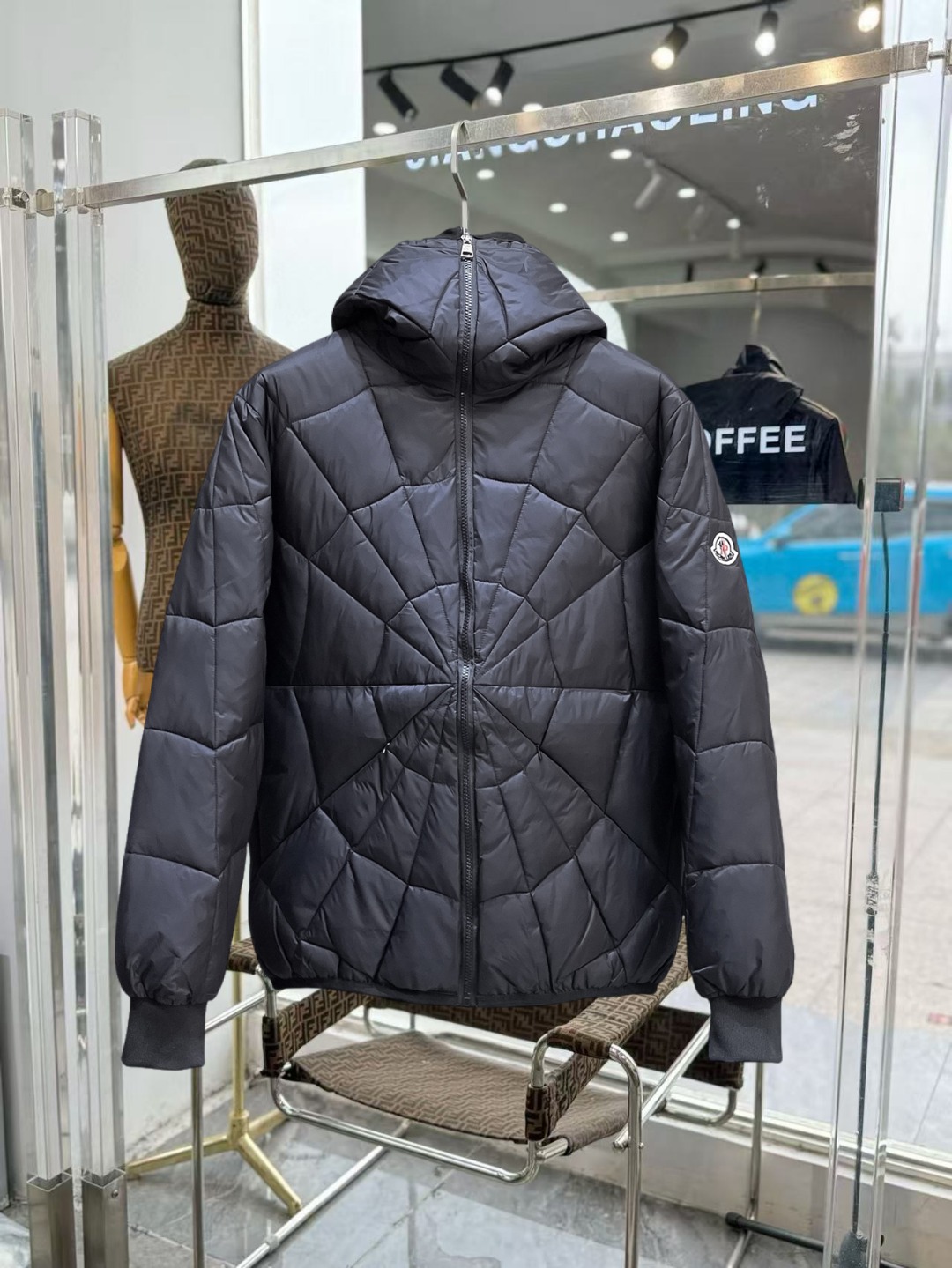 NO:649760,Mengkou, complete with three standards, 2025ss new winter down jacket, the new product in the show is in perfect condition, comfortable and warm, the color is full and attractive, the very outstanding design can easily enhance the fashion sense, the workmanship is extremely sophisticated and rigorous, and the wiring is neat and meticulous!  A masterpiece from a famous designer!  The upper body does not look bloated and is super handsome!  Available sizes M ~ XXXL,,Moncler,jackets & coats,down jacket,alexander wang19860909蒙口 三标齐全 2025ss冬季新款羽绒棉服外套,秀场新品品相非常完美,舒适保暖,色泽饱满诱人,非常出彩的设计,轻松将时髦感进阶,做工极为考究严谨,走线工整细致！大牌设计师巨作！上身不显臃肿、超级帅气！现货码数M ～ XXXL,,Moncler,jackets & coats,down jacket,alexander wang,Men's clothing