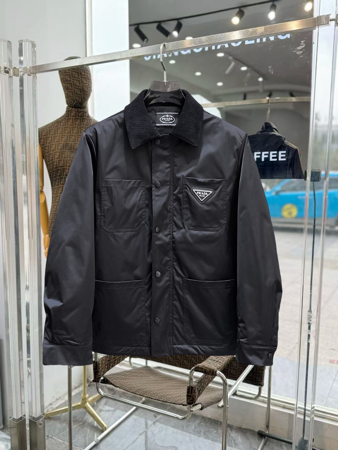 NO:649769,Prada's new 2025ss winter down jacket with all three standards is in perfect condition. It's comfortable and warm, and the color is full and attractive. The design is very outstanding, and it can easily enhance the sense of fashion. The workmanship is extremely sophisticated and rigorous, and the wiring is neat and meticulous!  A masterpiece from a famous designer!  The upper body does not look bloated and is super handsome!  Available sizes M ~ XXXL,,prada,jackets & coats,down jacket,alexander wang19860909普拉达 三标齐全 2025ss冬季新款羽绒棉服外套,秀场新品品相非常完美,舒适保暖,色泽饱满诱人,非常出彩的设计,轻松将时髦感进阶,做工极为考究严谨,走线工整细致！大牌设计师巨作！上身不显臃肿、超级帅气！现货码数M ～ XXXL,,prada,jackets & coats,down jacket,alexander wang,Men's clothing