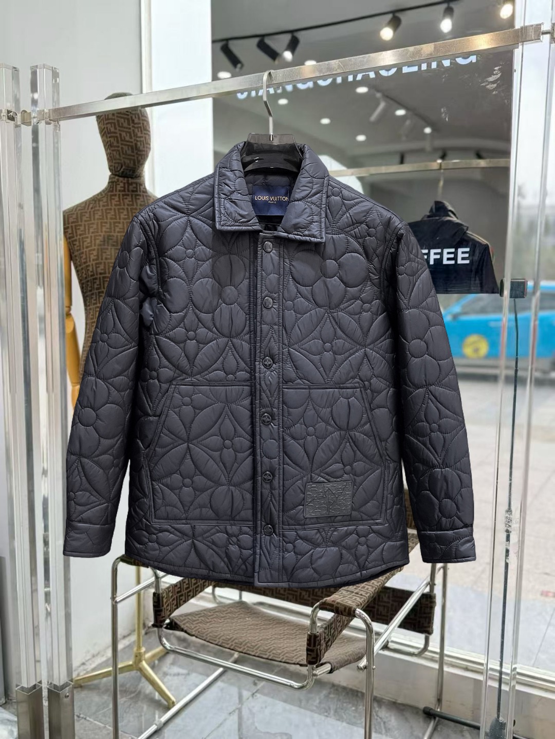 NO:649778,LV three-standard complete 2025ss winter new down jacket, the new product on the show is in perfect condition, comfortable and warm, the color is full and attractive, the design is very outstanding, it can easily enhance the fashion sense, the workmanship is extremely sophisticated and rigorous, and the wiring is neat and meticulous!  A masterpiece from a famous designer!  The upper body does not look bloated and is super handsome!  Available sizes M ~ XXXL,,louis vuitton,jackets & coats,down jacket,alexander wang19860909Lv 三标齐全 2025ss冬季新款羽绒棉服外套,秀场新品品相非常完美,舒适保暖,色泽饱满诱人,非常出彩的设计,轻松将时髦感进阶,做工极为考究严谨,走线工整细致！大牌设计师巨作！上身不显臃肿、超级帅气！现货码数M ～ XXXL,,louis vuitton,jackets & coats,down jacket,alexander wang,Men's clothing