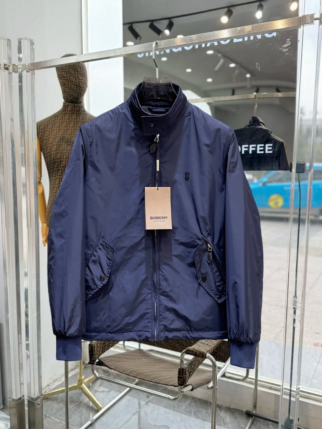 NO:712283,Support replacement after the year!  Burberry's three-standard complete ss new winter down jacket, the new product on the show is in perfect condition, comfortable and warm, the color is full and attractive, the very outstanding design can easily enhance the fashion sense, the workmanship is extremely sophisticated and rigorous, and the wiring is neat and meticulous!  A masterpiece from a famous designer!  The upper body does not look bloated and is super handsome!  Available sizes M ~ XXXL,,burberry,jackets & coats,down jacket,19860909支持年后退换！ 巴宝莉 三标齐全 ss冬季新款羽绒棉服外套,秀场新品品相非常完美,舒适保暖,色泽饱满诱人,非常出彩的设计,轻松将时髦感进阶,做工极为考究严谨,走线工整细致！大牌设计师巨作！上身不显臃肿、超级帅气！现货码数M ～ XXXL,,burberry,jackets & coats,down jacket,,Men's clothing