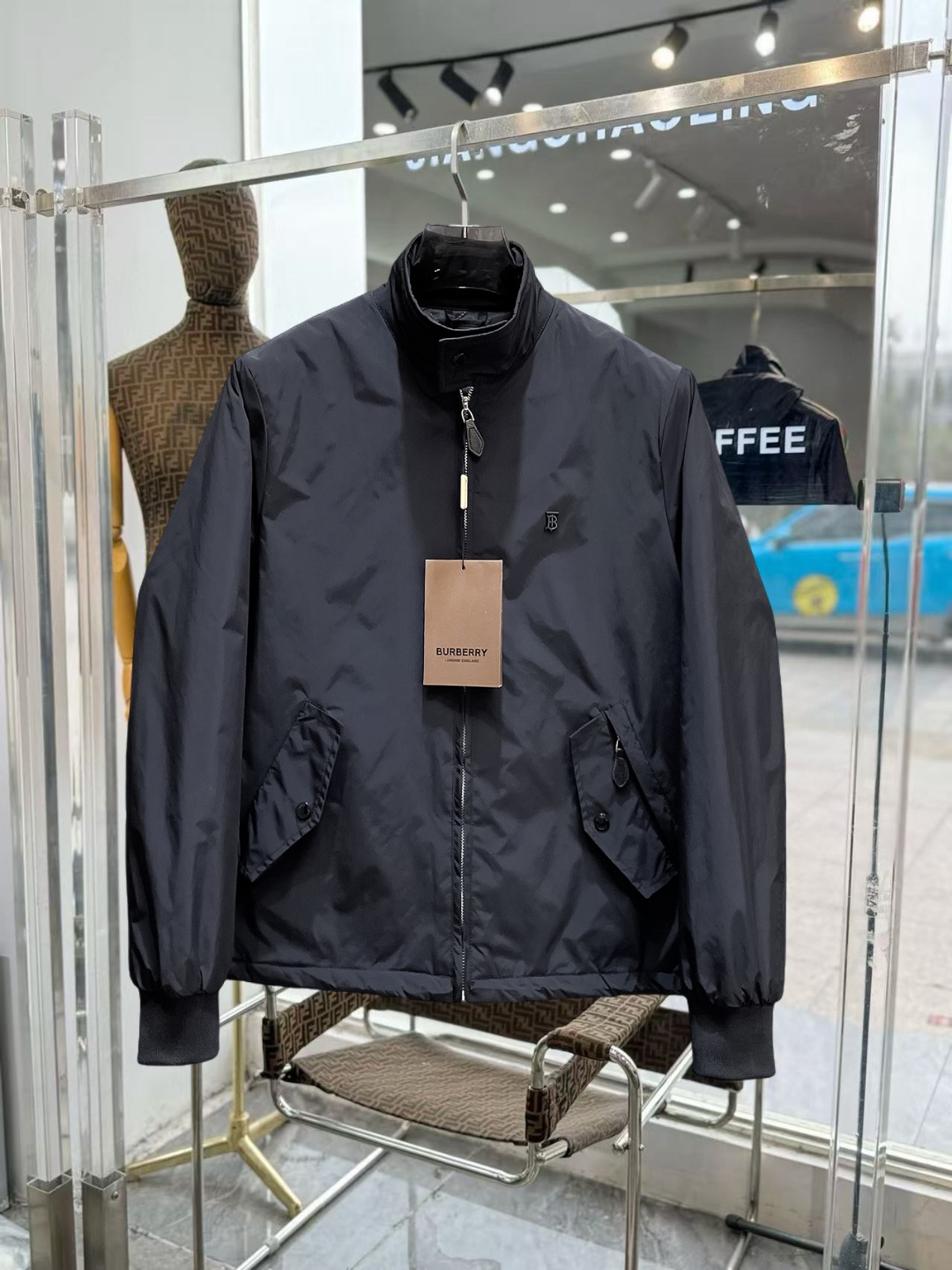 NO:649787,Burberry's new 2025ss winter down jacket with all three standards, the new product on the show is in perfect condition, comfortable and warm, the color is full and attractive, the design is very outstanding, it can easily enhance the fashion sense, the workmanship is extremely sophisticated and rigorous, and the wiring is neat and meticulous!  A masterpiece from a famous designer!  The upper body does not look bloated and is super handsome!  Available sizes M ~ XXXL,,burberry,jackets & coats,down jacket,alexander wang19860909巴宝莉 三标齐全 2025ss冬季新款羽绒棉服外套,秀场新品品相非常完美,舒适保暖,色泽饱满诱人,非常出彩的设计,轻松将时髦感进阶,做工极为考究严谨,走线工整细致！大牌设计师巨作！上身不显臃肿、超级帅气！现货码数M ～ XXXL,,burberry,jackets & coats,down jacket,alexander wang,Men's clothing