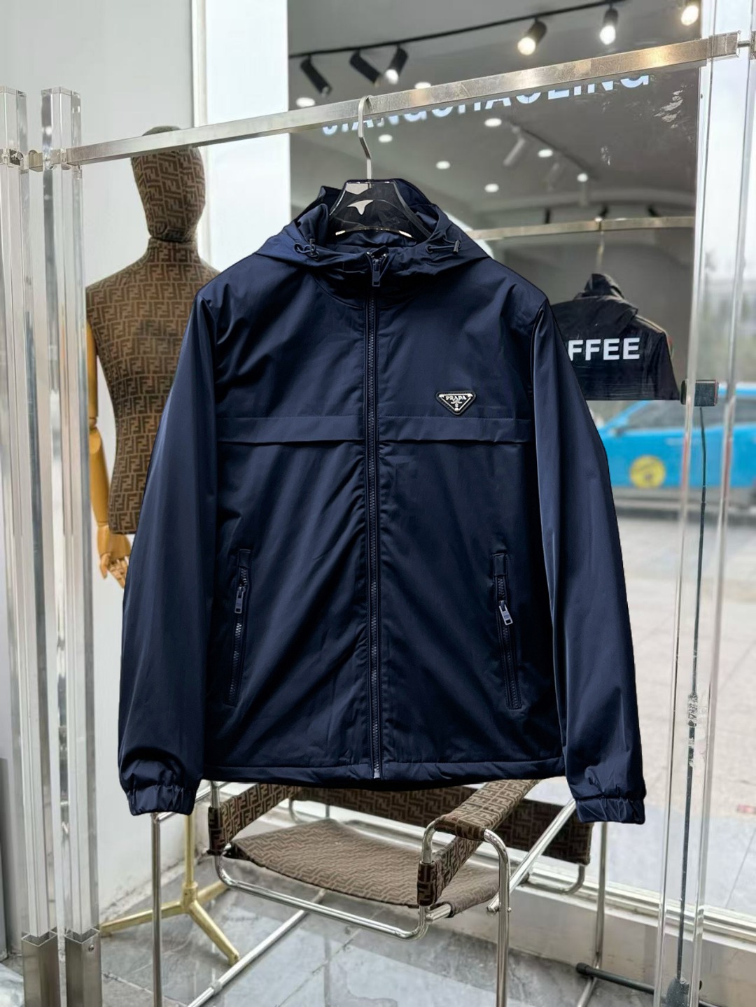 NO:649796,Prada's new 2025ss winter down jacket with all three standards is in perfect condition. It's comfortable and warm, and the color is full and attractive. The design is very outstanding, and it can easily enhance the sense of fashion. The workmanship is extremely sophisticated and rigorous, and the wiring is neat and meticulous!  A masterpiece from a famous designer!  The upper body does not look bloated and is super handsome!  Available sizes M ~ XXXL,,prada,jackets & coats,down jacket,alexander wang19860909普拉达 三标齐全 2025ss冬季新款羽绒棉服外套,秀场新品品相非常完美,舒适保暖,色泽饱满诱人,非常出彩的设计,轻松将时髦感进阶,做工极为考究严谨,走线工整细致！大牌设计师巨作！上身不显臃肿、超级帅气！现货码数M ～ XXXL,,prada,jackets & coats,down jacket,alexander wang,Men's clothing