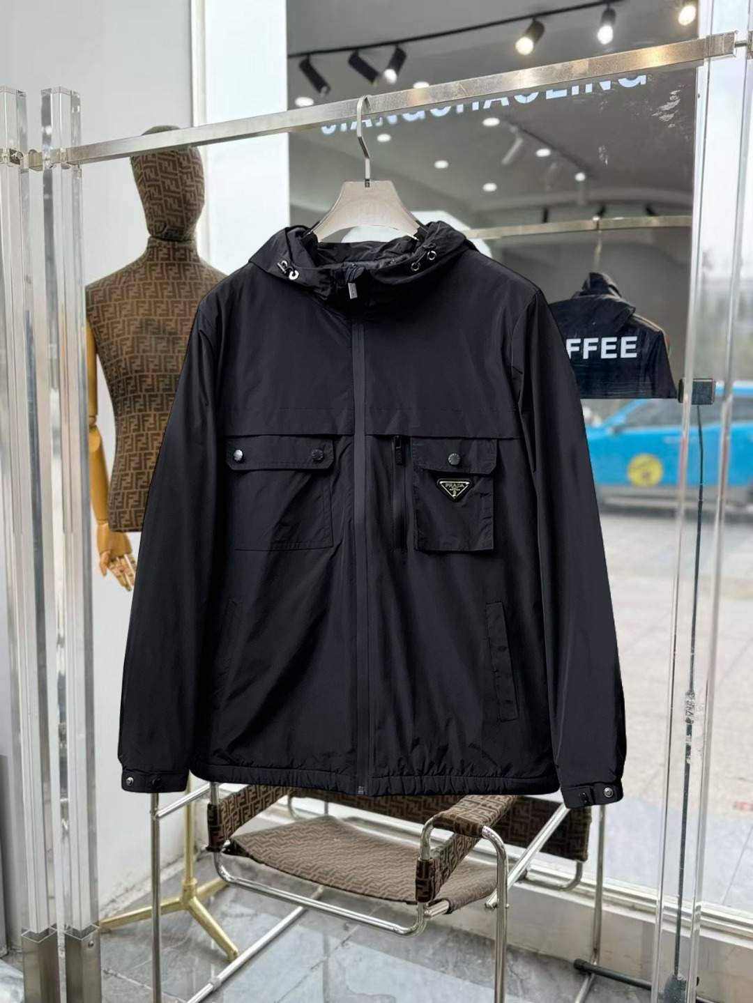 NO:712286,Support replacement after the year!  Prada's three-standard complete ss new winter down jacket, the new product on the show is in perfect condition, comfortable and warm, the color is full and attractive, the design is very outstanding, it can easily enhance the sense of fashion, the workmanship is extremely sophisticated and rigorous, and the wiring is neat and meticulous!  A masterpiece from a famous designer!  The upper body does not look bloated and is super handsome!  Available sizes M ~ XXXL,,prada,jackets & coats,down jacket,19860909支持年后退换！ 普拉达 三标齐全 ss冬季新款羽绒棉服外套,秀场新品品相非常完美,舒适保暖,色泽饱满诱人,非常出彩的设计,轻松将时髦感进阶,做工极为考究严谨,走线工整细致！大牌设计师巨作！上身不显臃肿、超级帅气！现货码数M ～ XXXL,,prada,jackets & coats,down jacket,,Men's clothing