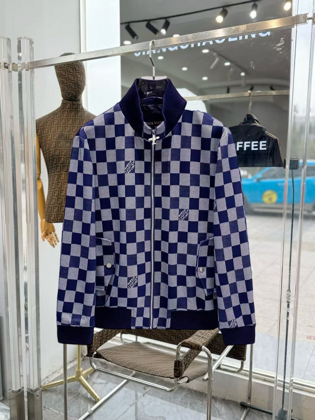 NO:649714,LV 2025 autumn new jacket, the new product on the show is in perfect condition, comfortable and warm, complete with three labels, full and attractive color, very outstanding design, easily upgrades the fashion sense, extremely sophisticated workmanship, neat and meticulous wiring!  A masterpiece from a famous designer!  The upper body does not look bloated and is super handsome!  Available sizes M ~ XXXL,,louis vuitton,jackets & coats,jackets & coats,alexander wang19860909Lv 2025秋季新款夹克外套,秀场新品品相非常完美,舒适保暖,三标齐全色泽饱满诱人,非常出彩的设计,轻松将时髦感进阶,做工极为考究严谨,走线工整细致！大牌设计师巨作！上身不显臃肿、超级帅气！现货码数M ～ XXXL,,louis vuitton,jackets & coats,jackets & coats,alexander wang,Men's clothing