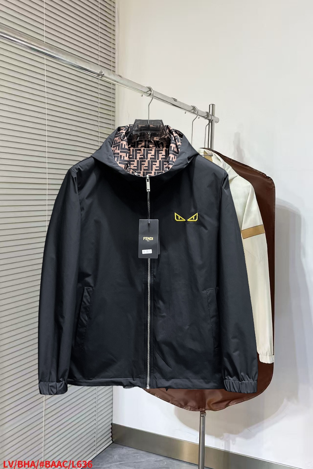 NO:652246,Fendi's new autumn jacket, the new product on the show is in perfect condition, double-sided, comfortable and warm, complete with three labels, full and attractive colors, very outstanding design, easily enhances the sense of fashion, extremely sophisticated workmanship, neat and meticulous wiring!  A masterpiece from a famous designer!  The upper body does not look bloated and is super handsome!  Available sizes M ~ XXXL,,fendi,jackets & coats,jackets & coats,alexander wang19860909芬迪 秋季新款夹克外套,秀场新品品相非常完美,双面穿舒适保暖,三标齐全色泽饱满诱人,非常出彩的设计,轻松将时髦感进阶,做工极为考究严谨,走线工整细致！大牌设计师巨作！上身不显臃肿、超级帅气！现货码数M ～ XXXL,,fendi,jackets & coats,jackets & coats,alexander wang,Men's clothing