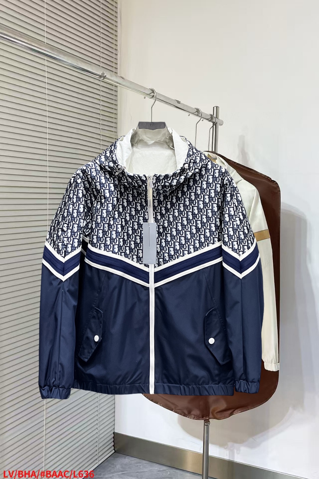 NO:652255,Dior's new autumn jacket, the new product on the show, is in perfect condition. It is comfortable and warm to wear on both sides. It has three labels and is full of attractive colors. It has a very outstanding design, which can easily enhance the sense of fashion. The workmanship is extremely sophisticated and rigorous, and the wiring is neat and meticulous!  A masterpiece from a famous designer!  The upper body does not look bloated and is super handsome!  Available sizes M ~ XXXL,,dior,jackets & coats,jackets & coats,alexander wang19860909迪奥 秋季新款夹克外套,秀场新品品相非常完美,双面穿舒适保暖,三标齐全色泽饱满诱人,非常出彩的设计,轻松将时髦感进阶,做工极为考究严谨,走线工整细致！大牌设计师巨作！上身不显臃肿、超级帅气！现货码数M ～ XXXL,,dior,jackets & coats,jackets & coats,alexander wang,Men's clothing