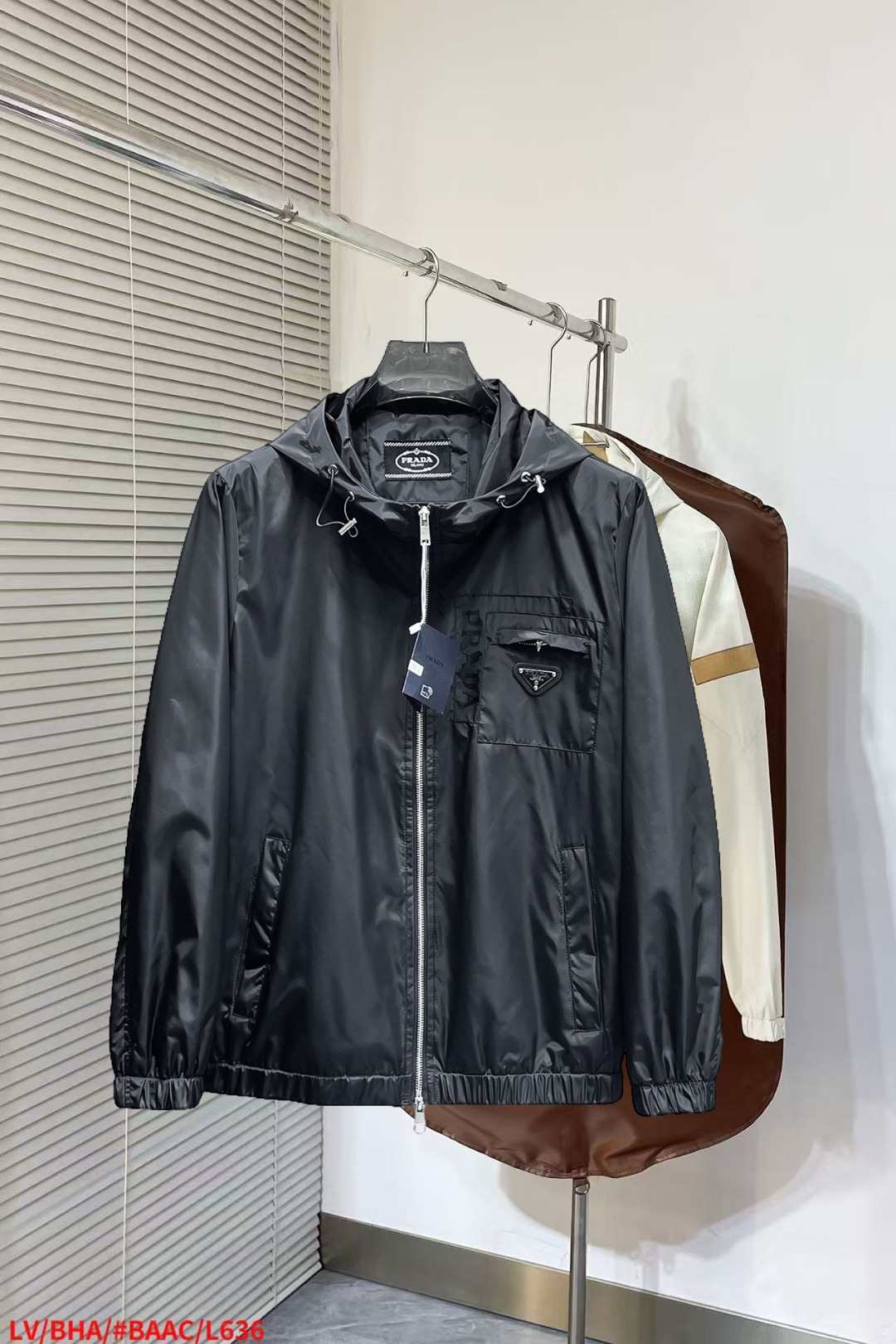 NO:652264,Prada's new autumn jacket, the new product on the show, is in perfect condition. It is comfortable and warm to wear on both sides. It has three labels and is full of attractive colors. It has a very outstanding design, which can easily enhance the sense of fashion. The workmanship is extremely sophisticated and rigorous, and the wiring is neat and meticulous!  A masterpiece from a famous designer!  The upper body does not look bloated and is super handsome!  Available sizes M ~ XXXL,,prada,jackets & coats,jackets & coats,alexander wang19860909普拉达 秋季新款夹克外套,秀场新品品相非常完美,双面穿舒适保暖,三标齐全色泽饱满诱人,非常出彩的设计,轻松将时髦感进阶,做工极为考究严谨,走线工整细致！大牌设计师巨作！上身不显臃肿、超级帅气！现货码数M ～ XXXL,,prada,jackets & coats,jackets & coats,alexander wang,Men's clothing