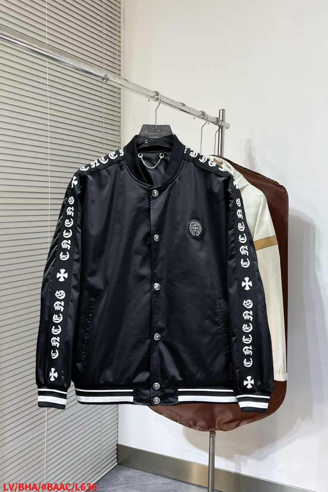 NO:652186,Kroxin's new autumn jacket, the new product on the show is in perfect condition, comfortable and warm to wear on both sides, complete with three labels, full and attractive colors, very outstanding design, easily upgrades the sense of fashion, the workmanship is extremely sophisticated and rigorous, and the wiring is neat and meticulous!  A masterpiece from a famous designer!  The upper body does not look bloated and is super handsome!  Available sizes M ~ XXXL,,chrome hearts,jackets & coats,jackets & coats,alexander wang19860909克罗心 秋季新款夹克外套,秀场新品品相非常完美,双面穿舒适保暖,三标齐全色泽饱满诱人,非常出彩的设计,轻松将时髦感进阶,做工极为考究严谨,走线工整细致！大牌设计师巨作！上身不显臃肿、超级帅气！现货码数M ～ XXXL,,chrome hearts,jackets & coats,jackets & coats,alexander wang,Men's clothing