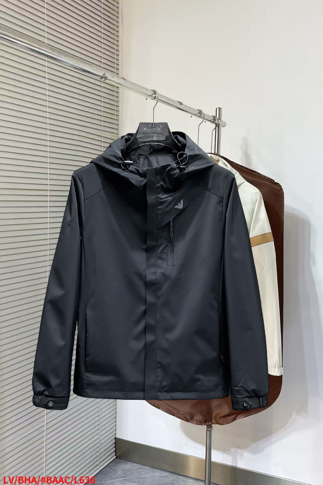 NO:652193,Armani's new jacket for autumn, the new product on the show is in perfect condition. It is comfortable and warm to wear on both sides. It has three colors and is full and attractive. It has a very outstanding design and can easily enhance the sense of fashion. The workmanship is extremely sophisticated and rigorous, and the wiring is neat and meticulous!  A masterpiece from a famous designer!  The upper body does not look bloated and is super handsome!  Available sizes M ~ XXXL,,armani,jackets & coats,jackets & coats,alexander wang19860909阿玛尼 秋季新款夹克外套,秀场新品品相非常完美,双面穿舒适保暖,三标齐全色泽饱满诱人,非常出彩的设计,轻松将时髦感进阶,做工极为考究严谨,走线工整细致！大牌设计师巨作！上身不显臃肿、超级帅气！现货码数M ～ XXXL,,armani,jackets & coats,jackets & coats,alexander wang,Men's clothing