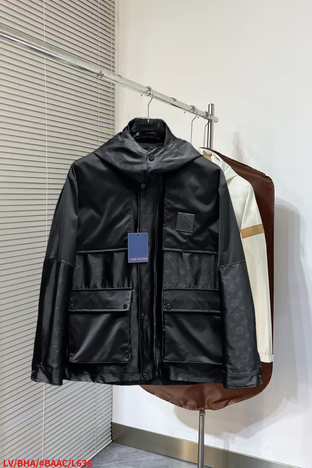 NO:652202,lv's new autumn jacket, the new product on the show is in perfect condition, it is comfortable and warm to wear on both sides, it has three labels, and the color is full and attractive. It has a very outstanding design, which can easily enhance the sense of fashion. The workmanship is extremely sophisticated and rigorous, and the wiring is neat and meticulous!  A masterpiece from a famous designer!  The upper body does not look bloated and is super handsome!  Available sizes M ~ XXXL,,louis vuitton,jackets & coats,jackets & coats,alexander wang19860909Lv 秋季新款夹克外套,秀场新品品相非常完美,双面穿舒适保暖,三标齐全色泽饱满诱人,非常出彩的设计,轻松将时髦感进阶,做工极为考究严谨,走线工整细致！大牌设计师巨作！上身不显臃肿、超级帅气！现货码数M ～ XXXL,,louis vuitton,jackets & coats,jackets & coats,alexander wang,Men's clothing