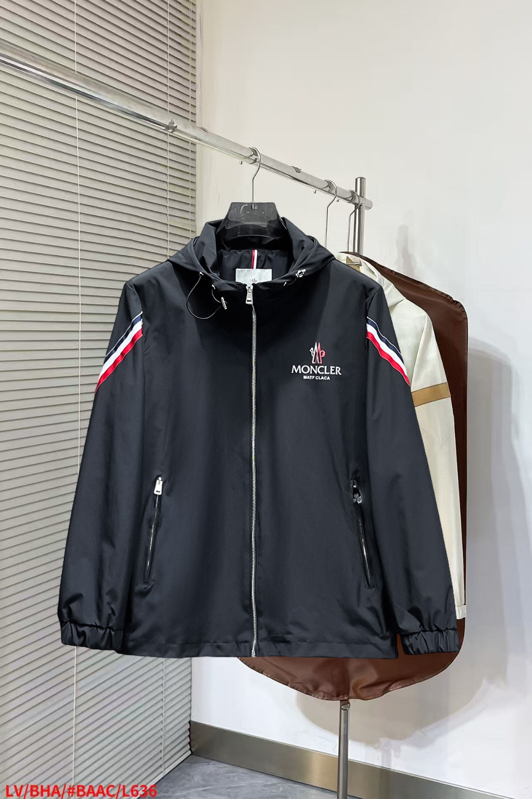 NO:652211,Mengkou's new autumn jacket, the new product on the show is in perfect condition, double-sided, comfortable and warm, complete with three labels, full and attractive colors, very outstanding design, easily upgrades the sense of fashion, the workmanship is extremely sophisticated and rigorous, and the wiring is neat and meticulous!  A masterpiece from a famous designer!  The upper body does not look bloated and is super handsome!  Available sizes M ~ XXXL,,Moncler,jackets & coats,jackets & coats,alexander wang19860909蒙口 秋季新款夹克外套,秀场新品品相非常完美,双面穿舒适保暖,三标齐全色泽饱满诱人,非常出彩的设计,轻松将时髦感进阶,做工极为考究严谨,走线工整细致！大牌设计师巨作！上身不显臃肿、超级帅气！现货码数M ～ XXXL,,Moncler,jackets & coats,jackets & coats,alexander wang,Men's clothing