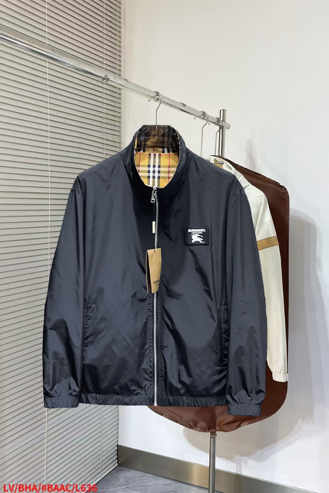 NO:652219,Burberry's new autumn jacket, the new product on the show is in perfect condition. It is comfortable and warm to wear on both sides. It has three labels and full and attractive colors. It is a very outstanding design that can easily enhance the fashion sense. The workmanship is extremely sophisticated and rigorous, and the wiring is neat and meticulous!  A masterpiece from a famous designer!  The upper body does not look bloated and is super handsome!  Available size M ~ XXXL,,burberry,jackets & coats,jackets & coats,alexander wang19860909巴宝莉 秋季新款夹克外套,秀场新品品相非常完美,双面穿舒适保暖,三标齐全色泽饱满诱人,非常出彩的设计,轻松将时髦感进阶,做工极为考究严谨,走线工整细致！大牌设计师巨作！上身不显臃肿、超级帅气！现货码数M ～ XXXL,,burberry,jackets & coats,jackets & coats,alexander wang,Men's clothing