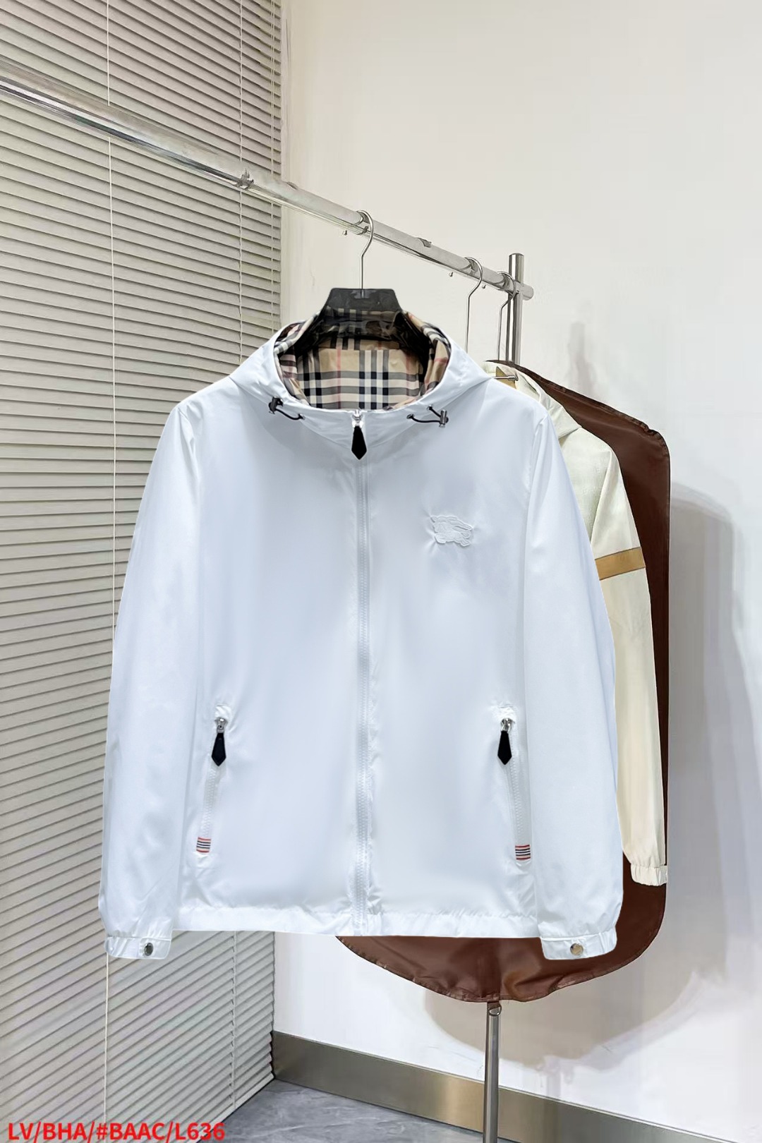 NO:652236,Burberry's new autumn jacket, the new product on the show is in perfect condition. It is comfortable and warm to wear on both sides. It has three labels and full and attractive colors. It is a very outstanding design that can easily enhance the fashion sense. The workmanship is extremely sophisticated and rigorous, and the wiring is neat and meticulous!  A masterpiece from a famous designer!  The upper body does not look bloated and is super handsome!  Available size M ~ XXXL,,burberry,jackets & coats,jackets & coats,alexander wang19860909巴宝莉 秋季新款夹克外套,秀场新品品相非常完美,双面穿舒适保暖,三标齐全色泽饱满诱人,非常出彩的设计,轻松将时髦感进阶,做工极为考究严谨,走线工整细致！大牌设计师巨作！上身不显臃肿、超级帅气！现货码数M ～ XXXL,,burberry,jackets & coats,jackets & coats,alexander wang,Men's clothing