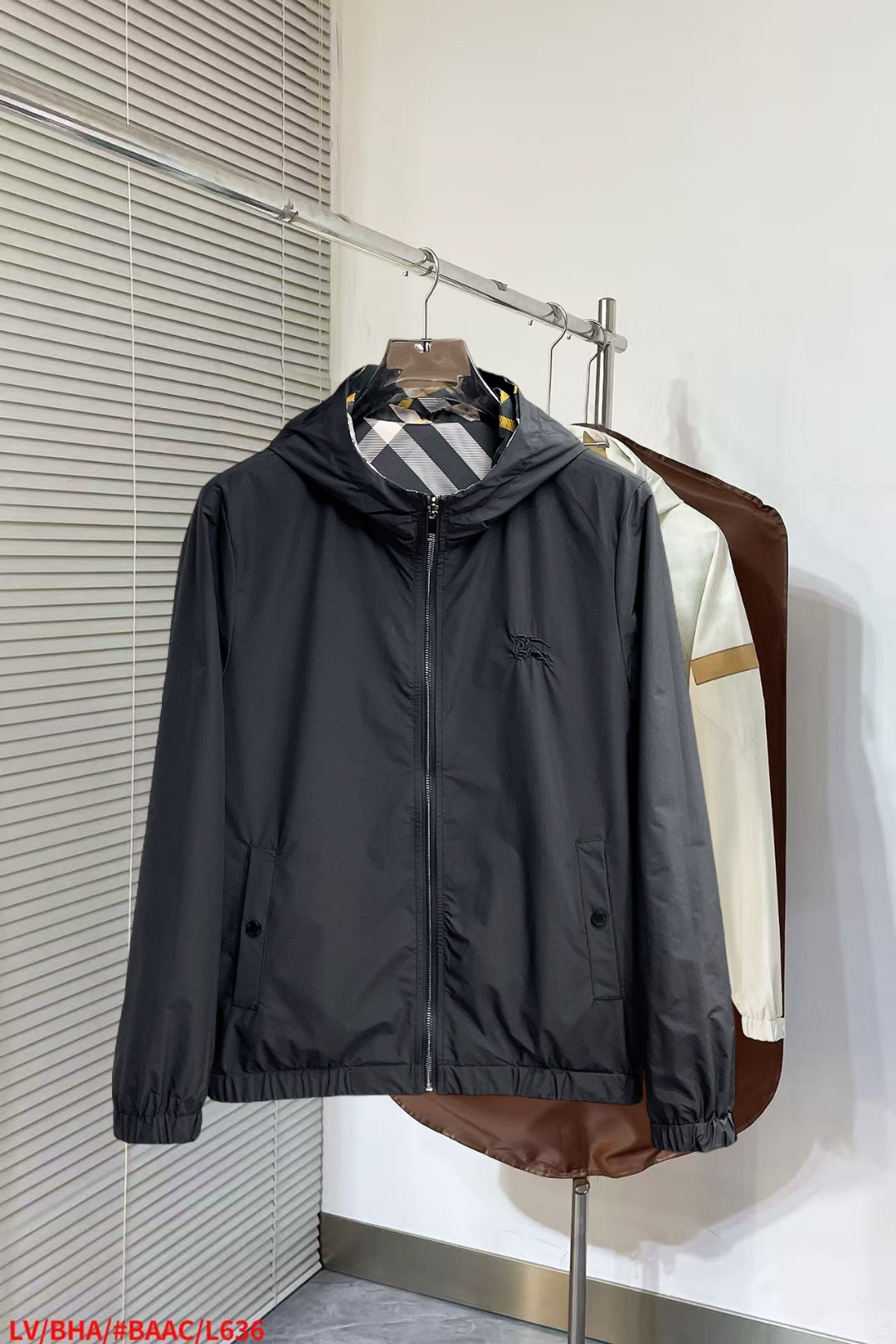 NO:652276,Burberry's new autumn jacket, the new product on the show is in perfect condition. It is comfortable and warm to wear on both sides. It has three labels and full and attractive colors. It is a very outstanding design that can easily enhance the fashion sense. The workmanship is extremely sophisticated and rigorous, and the wiring is neat and meticulous!  A masterpiece from a famous designer!  The upper body does not look bloated and is super handsome!  Available size M ~ XXXL,,burberry,jackets & coats,jackets & coats,alexander wang19860909巴宝莉 秋季新款夹克外套,秀场新品品相非常完美,双面穿舒适保暖,三标齐全色泽饱满诱人,非常出彩的设计,轻松将时髦感进阶,做工极为考究严谨,走线工整细致！大牌设计师巨作！上身不显臃肿、超级帅气！现货码数M ～ XXXL,,burberry,jackets & coats,jackets & coats,alexander wang,Men's clothing