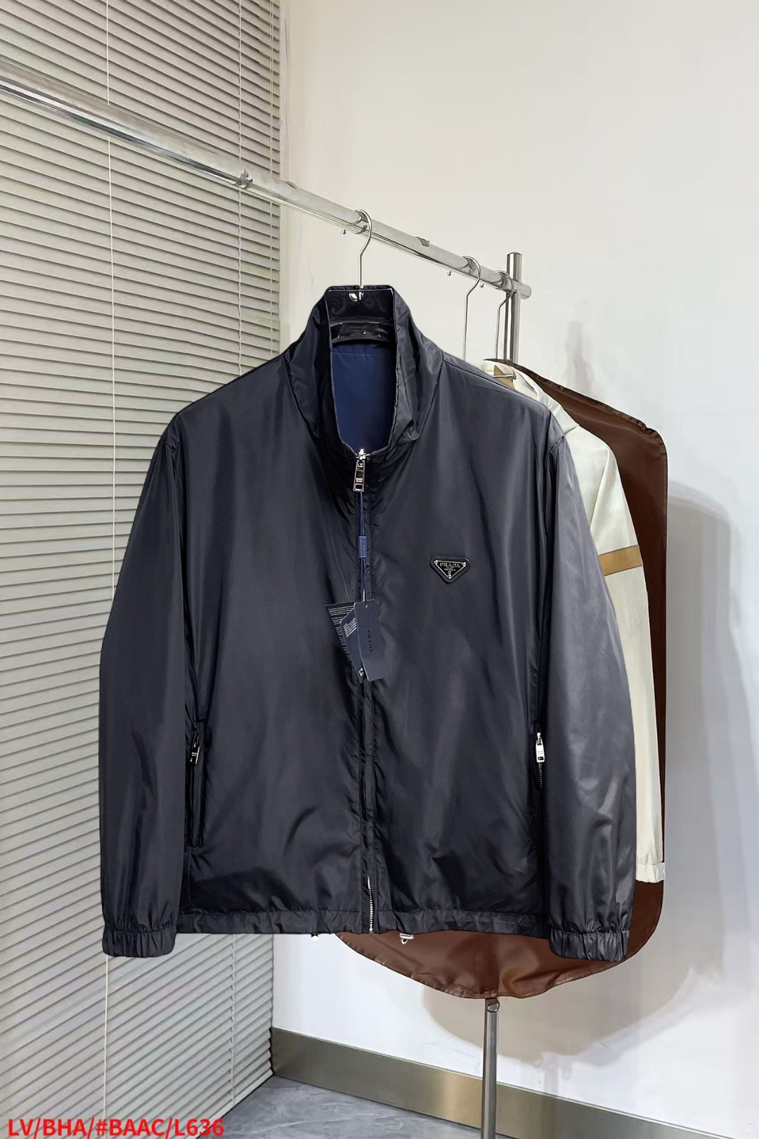 NO:652281,Prada's new autumn jacket, the new product on the show, is in perfect condition. It is comfortable and warm to wear on both sides. It has three labels and is full of attractive colors. It has a very outstanding design, which can easily enhance the sense of fashion. The workmanship is extremely sophisticated and rigorous, and the wiring is neat and meticulous!  A masterpiece from a famous designer!  The upper body does not look bloated and is super handsome!  Available sizes M ~ XXXL,,prada,jackets & coats,jackets & coats,alexander wang19860909普拉达 秋季新款夹克外套,秀场新品品相非常完美,双面穿舒适保暖,三标齐全色泽饱满诱人,非常出彩的设计,轻松将时髦感进阶,做工极为考究严谨,走线工整细致！大牌设计师巨作！上身不显臃肿、超级帅气！现货码数M ～ XXXL,,prada,jackets & coats,jackets & coats,alexander wang,Men's clothing