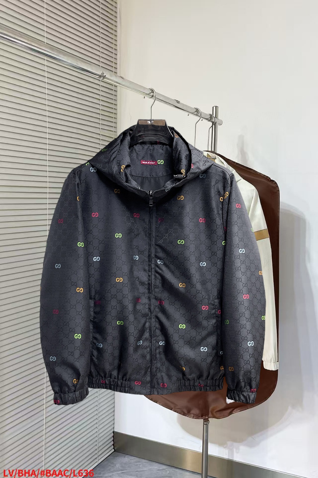 NO:652288,Gucci's new autumn jacket, the new product on the show is in perfect condition. It is comfortable and warm to wear on both sides. It has three standard colors and full and attractive colors. It is a very outstanding design that can easily enhance the sense of fashion. The workmanship is extremely sophisticated and rigorous, and the wiring is neat and meticulous!  A masterpiece from a famous designer!  The upper body does not look bloated and is super handsome!  Available size M ~ XXXL,,jackets & coats,jackets & coats,alexander wang19860909古奇 秋季新款夹克外套,秀场新品品相非常完美,双面穿舒适保暖,三标齐全色泽饱满诱人,非常出彩的设计,轻松将时髦感进阶,做工极为考究严谨,走线工整细致！大牌设计师巨作！上身不显臃肿、超级帅气！现货码数M ～ XXXL,,jackets & coats,jackets & coats,alexander wang,Men's clothing