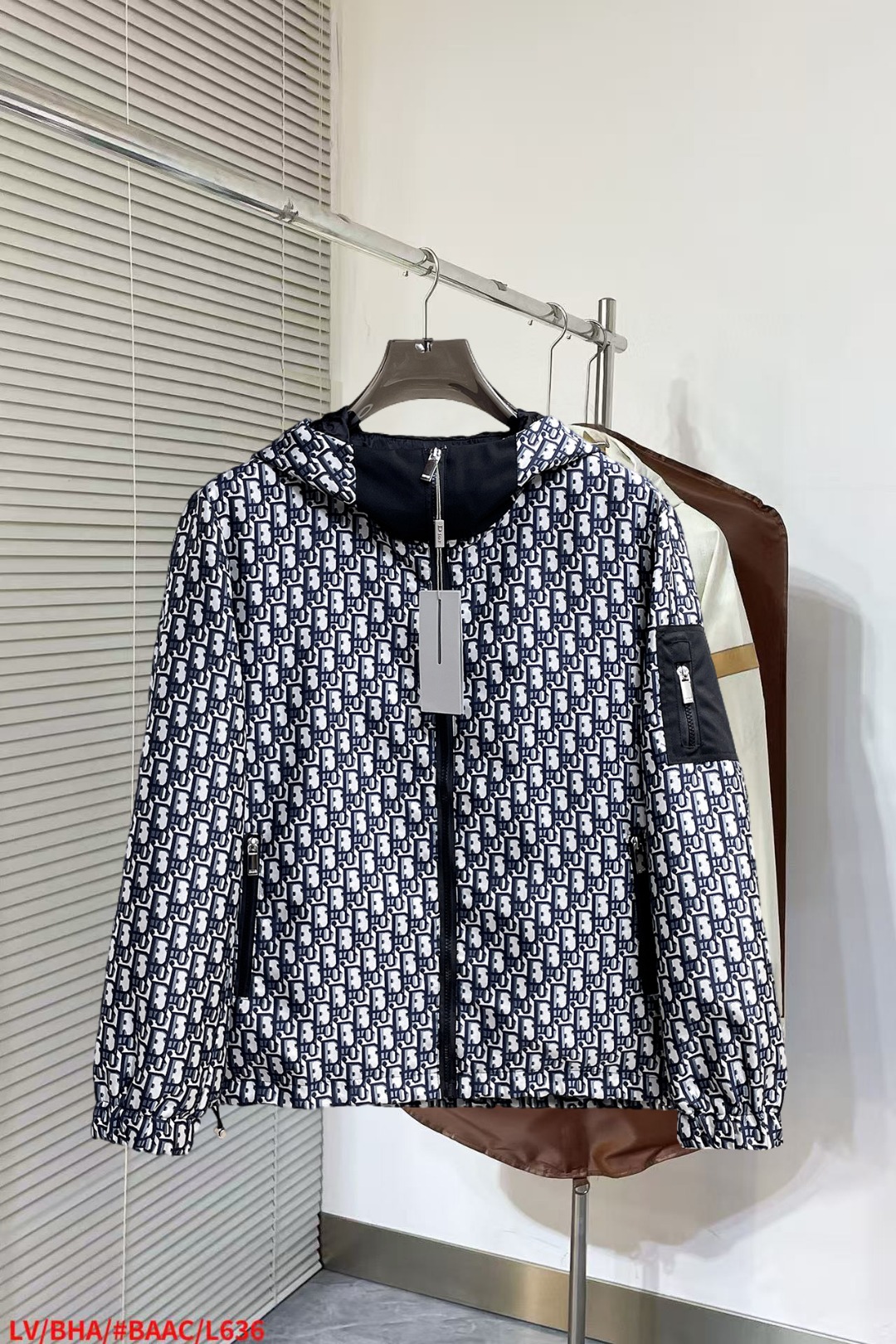 NO:652292,Dior's new autumn jacket, the new product on the show, is in perfect condition. It is comfortable and warm to wear on both sides. It has three labels and is full of attractive colors. It has a very outstanding design, which can easily enhance the sense of fashion. The workmanship is extremely sophisticated and rigorous, and the wiring is neat and meticulous!  A masterpiece from a famous designer!  The upper body does not look bloated and is super handsome!  Available sizes M ~ XXXL,,dior,jackets & coats,jackets & coats,alexander wang19860909迪奥 秋季新款夹克外套,秀场新品品相非常完美,双面穿舒适保暖,三标齐全色泽饱满诱人,非常出彩的设计,轻松将时髦感进阶,做工极为考究严谨,走线工整细致！大牌设计师巨作！上身不显臃肿、超级帅气！现货码数M ～ XXXL,,dior,jackets & coats,jackets & coats,alexander wang,Men's clothing