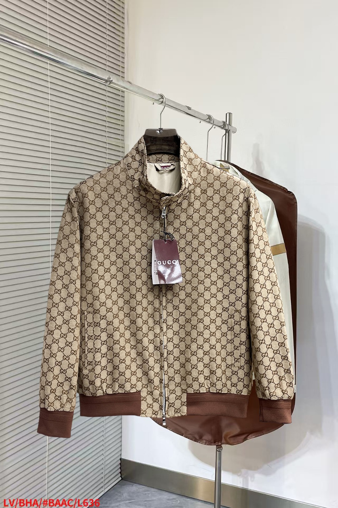 NO:652297,Gucci's new autumn jacket, the new product on the show is in perfect condition. It is comfortable and warm to wear on both sides. It has three standard colors and full and attractive colors. It is a very outstanding design that can easily enhance the sense of fashion. The workmanship is extremely sophisticated and rigorous, and the wiring is neat and meticulous!  A masterpiece from a famous designer!  The upper body does not look bloated and is super handsome!  Available size M ~ XXXL,,jackets & coats,jackets & coats,alexander wang19860909古奇 秋季新款夹克外套,秀场新品品相非常完美,双面穿舒适保暖,三标齐全色泽饱满诱人,非常出彩的设计,轻松将时髦感进阶,做工极为考究严谨,走线工整细致！大牌设计师巨作！上身不显臃肿、超级帅气！现货码数M ～ XXXL,,jackets & coats,jackets & coats,alexander wang,Men's clothing