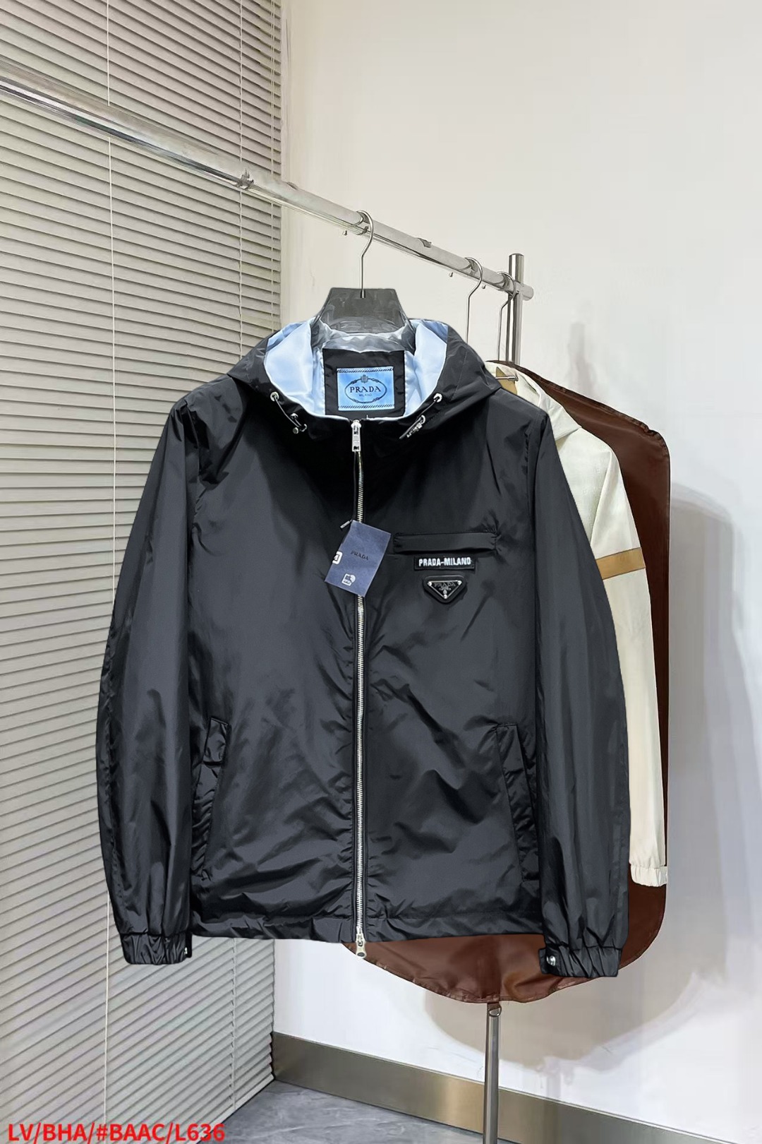 NO:652245,Prada's new autumn jacket, the new product on the show, is in perfect condition. It is comfortable and warm to wear on both sides. It has three labels and is full of attractive colors. It has a very outstanding design, which can easily enhance the sense of fashion. The workmanship is extremely sophisticated and rigorous, and the wiring is neat and meticulous!  A masterpiece from a famous designer!  The upper body does not look bloated and is super handsome!  Available sizes M ~ XXXL,,prada,jackets & coats,jackets & coats,alexander wang19860909普拉达 秋季新款夹克外套,秀场新品品相非常完美,双面穿舒适保暖,三标齐全色泽饱满诱人,非常出彩的设计,轻松将时髦感进阶,做工极为考究严谨,走线工整细致！大牌设计师巨作！上身不显臃肿、超级帅气！现货码数M ～ XXXL,,prada,jackets & coats,jackets & coats,alexander wang,Men's clothing