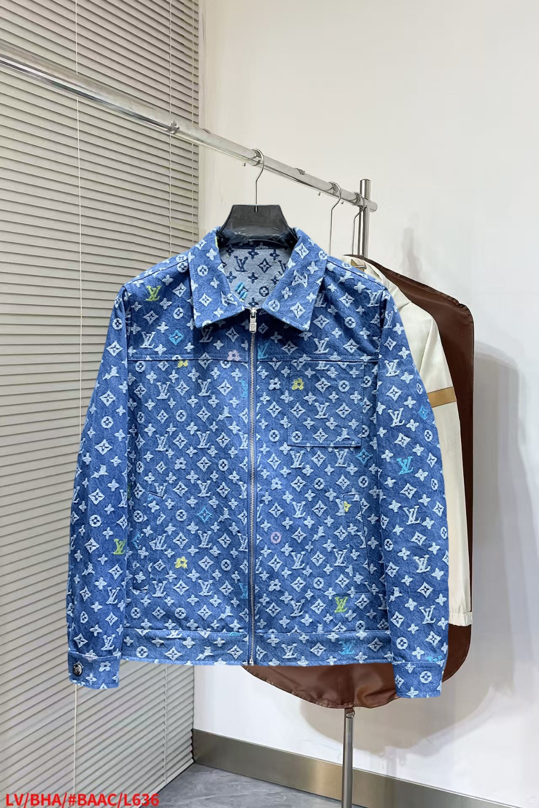 NO:652254,lv's new autumn jacket, the new product on the show is in perfect condition, it is comfortable and warm to wear on both sides, it has three labels, and the color is full and attractive. It has a very outstanding design, which can easily enhance the sense of fashion. The workmanship is extremely sophisticated and rigorous, and the wiring is neat and meticulous!  A masterpiece from a famous designer!  The upper body does not look bloated and is super handsome!  Available sizes M ~ XXXL,,louis vuitton,jackets & coats,jackets & coats,alexander wang19860909Lv 秋季新款夹克外套,秀场新品品相非常完美,双面穿舒适保暖,三标齐全色泽饱满诱人,非常出彩的设计,轻松将时髦感进阶,做工极为考究严谨,走线工整细致！大牌设计师巨作！上身不显臃肿、超级帅气！现货码数M ～ XXXL,,louis vuitton,jackets & coats,jackets & coats,alexander wang,Men's clothing