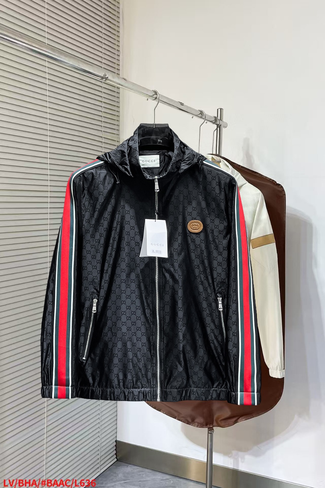 NO:652262,Gucci's new autumn jacket, the new product on the show is in perfect condition. It is comfortable and warm to wear on both sides. It has three standard colors and full and attractive colors. It is a very outstanding design that can easily enhance the sense of fashion. The workmanship is extremely sophisticated and rigorous, and the wiring is neat and meticulous!  A masterpiece from a famous designer!  The upper body does not look bloated and is super handsome!  Available size M ~ XXXL,,jackets & coats,jackets & coats,alexander wang19860909古奇 秋季新款夹克外套,秀场新品品相非常完美,双面穿舒适保暖,三标齐全色泽饱满诱人,非常出彩的设计,轻松将时髦感进阶,做工极为考究严谨,走线工整细致！大牌设计师巨作！上身不显臃肿、超级帅气！现货码数M ～ XXXL,,jackets & coats,jackets & coats,alexander wang,Men's clothing