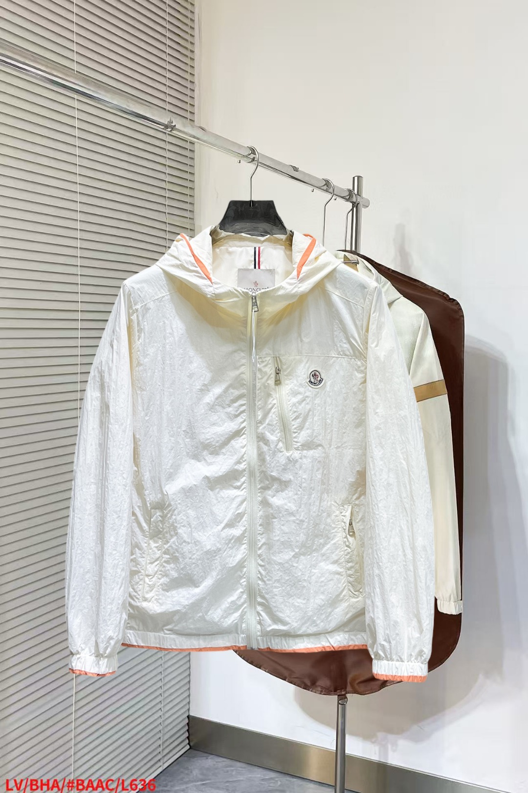 NO:652188,Mengkou's new autumn jacket, the new product on the show is in perfect condition, double-sided, comfortable and warm, complete with three labels, full and attractive colors, very outstanding design, easily upgrades the sense of fashion, the workmanship is extremely sophisticated and rigorous, and the wiring is neat and meticulous!  A masterpiece from a famous designer!  The upper body does not look bloated and is super handsome!  Available sizes M ~ XXXL,,Moncler,jackets & coats,jackets & coats,alexander wang19860909蒙口 秋季新款夹克外套,秀场新品品相非常完美,双面穿舒适保暖,三标齐全色泽饱满诱人,非常出彩的设计,轻松将时髦感进阶,做工极为考究严谨,走线工整细致！大牌设计师巨作！上身不显臃肿、超级帅气！现货码数M ～ XXXL,,Moncler,jackets & coats,jackets & coats,alexander wang,Men's clothing