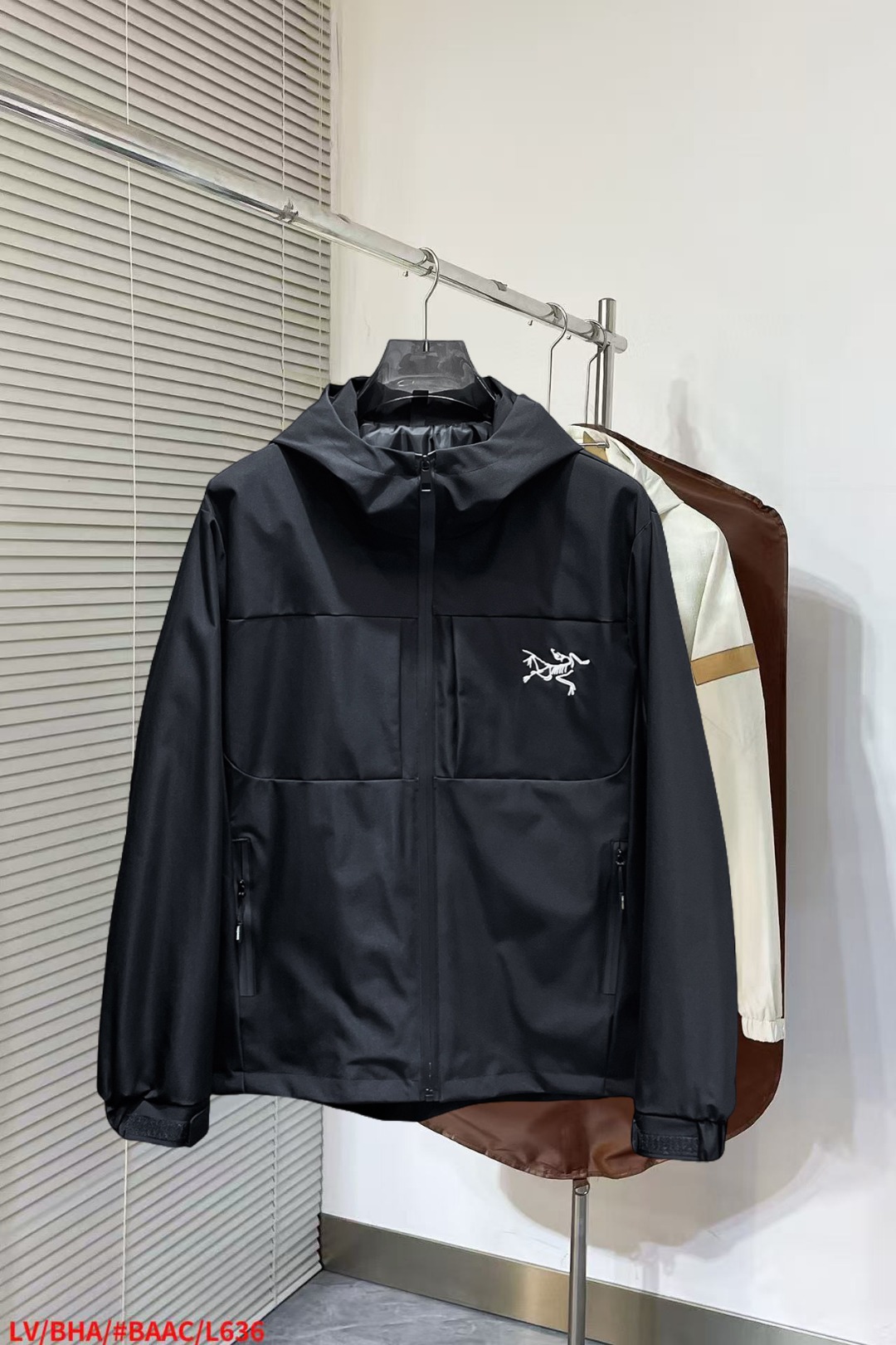 NO:652194,Arc'teryx's new autumn jacket, the new product on the show is in perfect condition. It is comfortable and warm to wear on both sides. It has three standard colors and full and attractive colors. It is a very outstanding design that can easily enhance the sense of fashion. The workmanship is extremely sophisticated and rigorous, and the wiring is neat and meticulous!  A masterpiece from a famous designer!  The upper body does not look bloated and is super handsome!  Available size M ~ XXXL,arc'teryx,jackets & coats,jackets & coats,alexander wang19860909始祖鸟 秋季新款夹克外套,秀场新品品相非常完美,双面穿舒适保暖,三标齐全色泽饱满诱人,非常出彩的设计,轻松将时髦感进阶,做工极为考究严谨,走线工整细致！大牌设计师巨作！上身不显臃肿、超级帅气！现货码数M ～ XXXL,arc'teryx,jackets & coats,jackets & coats,alexander wang,Men's clothing