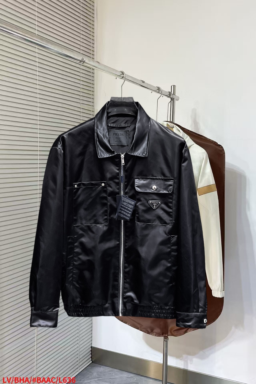 NO:652203,Prada's new autumn jacket, the new product on the show, is in perfect condition. It is comfortable and warm to wear on both sides. It has three labels and is full of attractive colors. It has a very outstanding design, which can easily enhance the sense of fashion. The workmanship is extremely sophisticated and rigorous, and the wiring is neat and meticulous!  A masterpiece from a famous designer!  The upper body does not look bloated and is super handsome!  Available sizes M ~ XXXL,,prada,jackets & coats,jackets & coats,alexander wang19860909普拉达 秋季新款夹克外套,秀场新品品相非常完美,双面穿舒适保暖,三标齐全色泽饱满诱人,非常出彩的设计,轻松将时髦感进阶,做工极为考究严谨,走线工整细致！大牌设计师巨作！上身不显臃肿、超级帅气！现货码数M ～ XXXL,,prada,jackets & coats,jackets & coats,alexander wang,Men's clothing