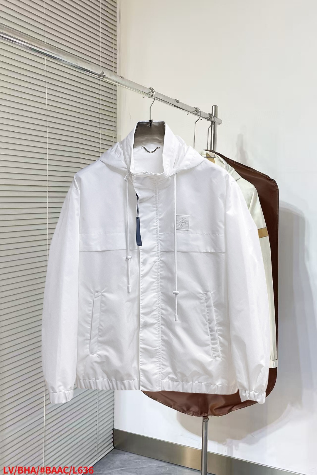 NO:652212,lv's new autumn jacket, the new product on the show is in perfect condition, it is comfortable and warm to wear on both sides, it has three labels, and the color is full and attractive. It has a very outstanding design, which can easily enhance the sense of fashion. The workmanship is extremely sophisticated and rigorous, and the wiring is neat and meticulous!  A masterpiece from a famous designer!  The upper body does not look bloated and is super handsome!  Available sizes M ~ XXXL,,louis vuitton,jackets & coats,jackets & coats,alexander wang19860909Lv 秋季新款夹克外套,秀场新品品相非常完美,双面穿舒适保暖,三标齐全色泽饱满诱人,非常出彩的设计,轻松将时髦感进阶,做工极为考究严谨,走线工整细致！大牌设计师巨作！上身不显臃肿、超级帅气！现货码数M ～ XXXL,,louis vuitton,jackets & coats,jackets & coats,alexander wang,Men's clothing