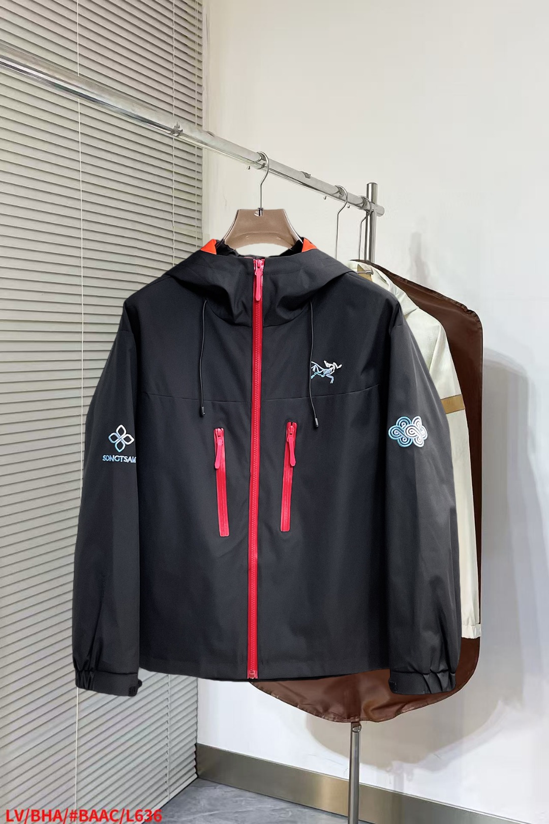 NO:652221,Arc'teryx's new autumn jacket, the new product on the show is in perfect condition. It is comfortable and warm to wear on both sides. It has three standard colors and full and attractive colors. It is a very outstanding design that can easily enhance the sense of fashion. The workmanship is extremely sophisticated and rigorous, and the wiring is neat and meticulous!  A masterpiece from a famous designer!  The upper body does not look bloated and is super handsome!  Available size M ~ XXXL,arc'teryx,jackets & coats,jackets & coats,alexander wang19860909始祖鸟 秋季新款夹克外套,秀场新品品相非常完美,双面穿舒适保暖,三标齐全色泽饱满诱人,非常出彩的设计,轻松将时髦感进阶,做工极为考究严谨,走线工整细致！大牌设计师巨作！上身不显臃肿、超级帅气！现货码数M ～ XXXL,arc'teryx,jackets & coats,jackets & coats,alexander wang,Men's clothing