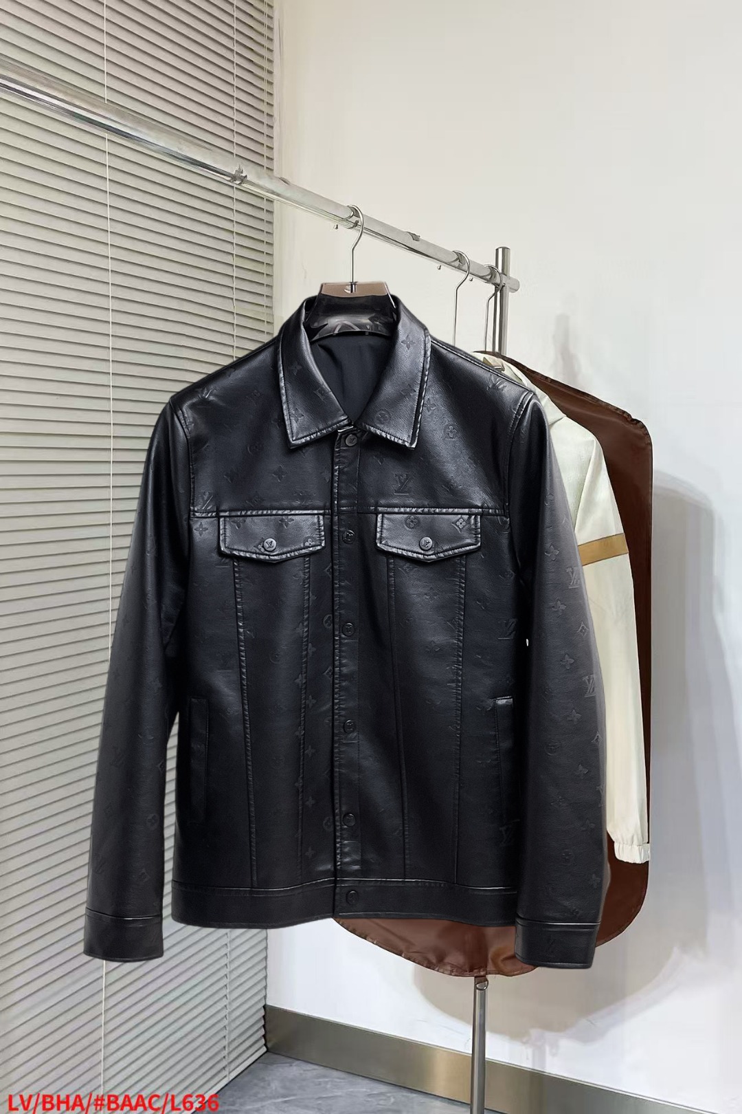 NO:652230,lv's new autumn jacket, the new product on the show is in perfect condition, it is comfortable and warm to wear on both sides, it has three labels, and the color is full and attractive. It has a very outstanding design, which can easily enhance the sense of fashion. The workmanship is extremely sophisticated and rigorous, and the wiring is neat and meticulous!  A masterpiece from a famous designer!  The upper body does not look bloated and is super handsome!  Available sizes M ~ XXXL,,louis vuitton,jackets & coats,jackets & coats,alexander wang19860909Lv 秋季新款夹克外套,秀场新品品相非常完美,双面穿舒适保暖,三标齐全色泽饱满诱人,非常出彩的设计,轻松将时髦感进阶,做工极为考究严谨,走线工整细致！大牌设计师巨作！上身不显臃肿、超级帅气！现货码数M ～ XXXL,,louis vuitton,jackets & coats,jackets & coats,alexander wang,Men's clothing