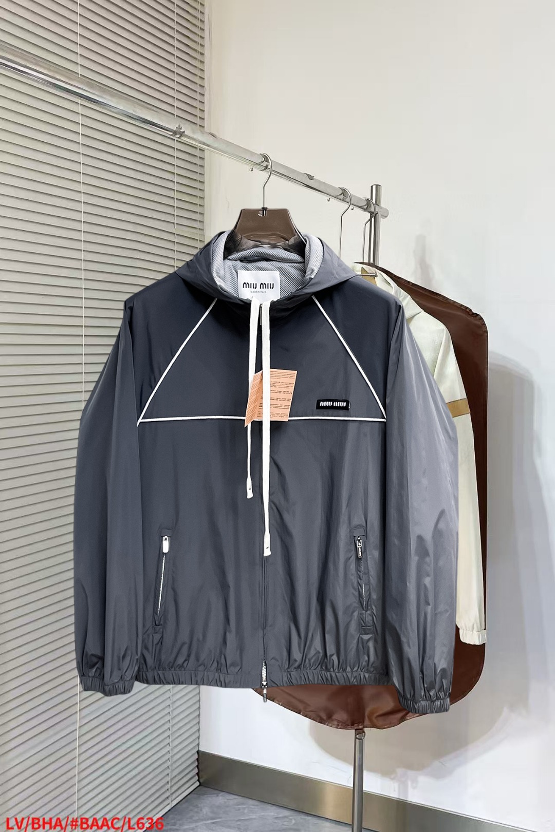 NO:652239,miumiu's new autumn jacket, the new product on the show is in perfect condition. It is comfortable and warm to wear on both sides. It has three standard colors and full and attractive colors. It has a very outstanding design and can easily enhance the sense of fashion. The workmanship is extremely sophisticated and rigorous, and the wiring is neat and meticulous!  A masterpiece from a famous designer!  The upper body does not look bloated and is super handsome!  Available sizes M ~ XXXL,,miumiu,jackets & coats,jackets & coats,alexander wang19860909miumiu 秋季新款夹克外套,秀场新品品相非常完美,双面穿舒适保暖,三标齐全色泽饱满诱人,非常出彩的设计,轻松将时髦感进阶,做工极为考究严谨,走线工整细致！大牌设计师巨作！上身不显臃肿、超级帅气！现货码数M ～ XXXL,,miumiu,jackets & coats,jackets & coats,alexander wang,Men's clothing