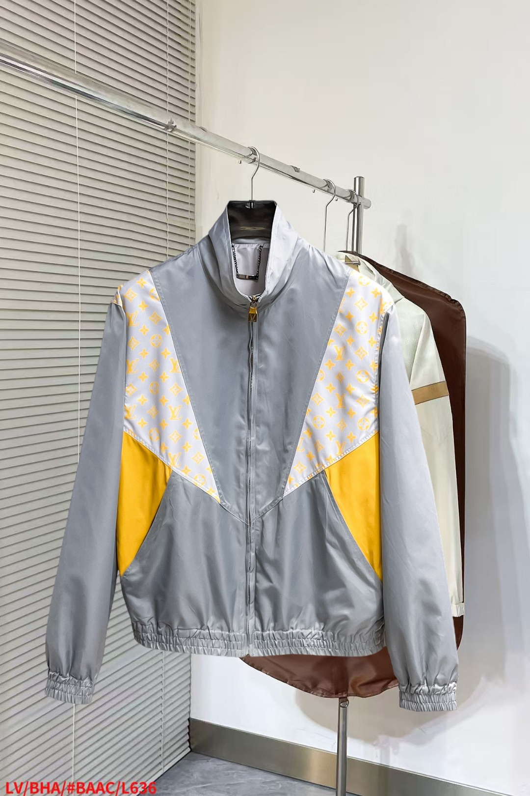 NO:652248,lv's new autumn jacket, the new product on the show is in perfect condition, it is comfortable and warm to wear on both sides, it has three labels, and the color is full and attractive. It has a very outstanding design, which can easily enhance the sense of fashion. The workmanship is extremely sophisticated and rigorous, and the wiring is neat and meticulous!  A masterpiece from a famous designer!  The upper body does not look bloated and is super handsome!  Available sizes M ~ XXXL,,louis vuitton,jackets & coats,jackets & coats,alexander wang19860909Lv 秋季新款夹克外套,秀场新品品相非常完美,双面穿舒适保暖,三标齐全色泽饱满诱人,非常出彩的设计,轻松将时髦感进阶,做工极为考究严谨,走线工整细致！大牌设计师巨作！上身不显臃肿、超级帅气！现货码数M ～ XXXL,,louis vuitton,jackets & coats,jackets & coats,alexander wang,Men's clothing