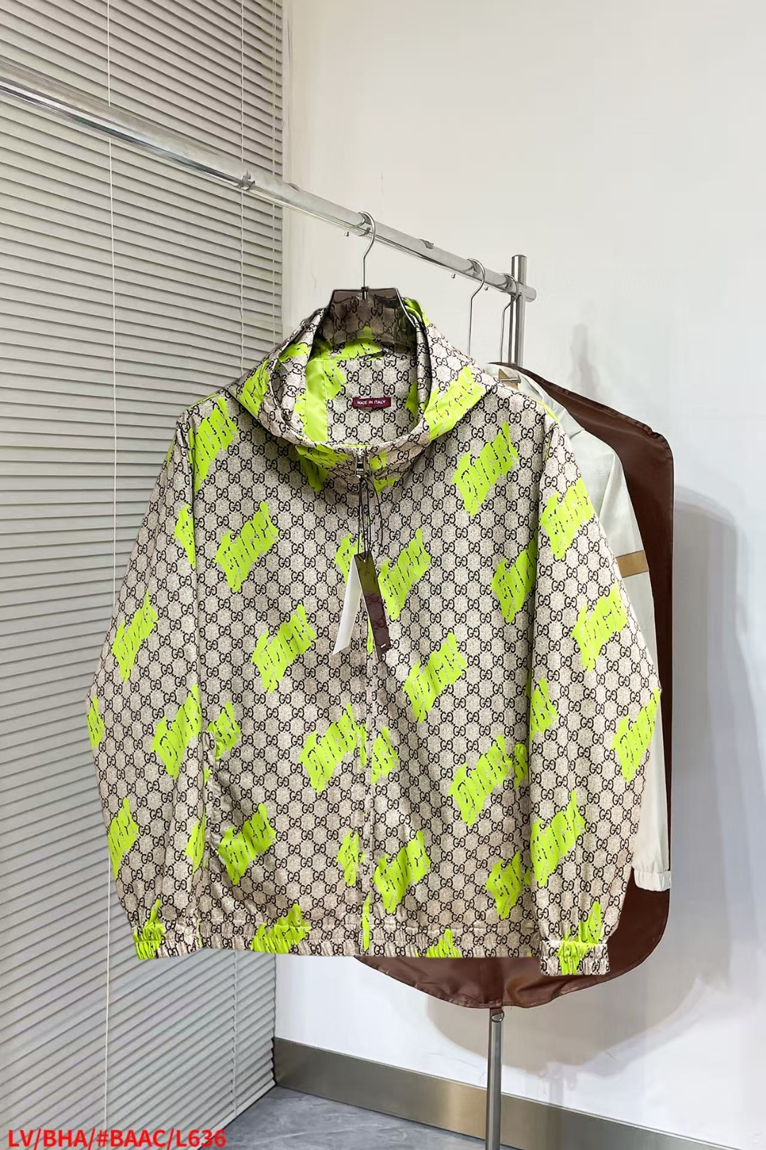 NO:652256,Gucci's new autumn jacket, the new product on the show is in perfect condition. It is comfortable and warm to wear on both sides. It has three standard colors and full and attractive colors. It is a very outstanding design that can easily enhance the sense of fashion. The workmanship is extremely sophisticated and rigorous, and the wiring is neat and meticulous!  A masterpiece from a famous designer!  The upper body does not look bloated and is super handsome!  Available size M ~ XXXL,,jackets & coats,jackets & coats,alexander wang19860909古奇 秋季新款夹克外套,秀场新品品相非常完美,双面穿舒适保暖,三标齐全色泽饱满诱人,非常出彩的设计,轻松将时髦感进阶,做工极为考究严谨,走线工整细致！大牌设计师巨作！上身不显臃肿、超级帅气！现货码数M ～ XXXL,,jackets & coats,jackets & coats,alexander wang,Men's clothing