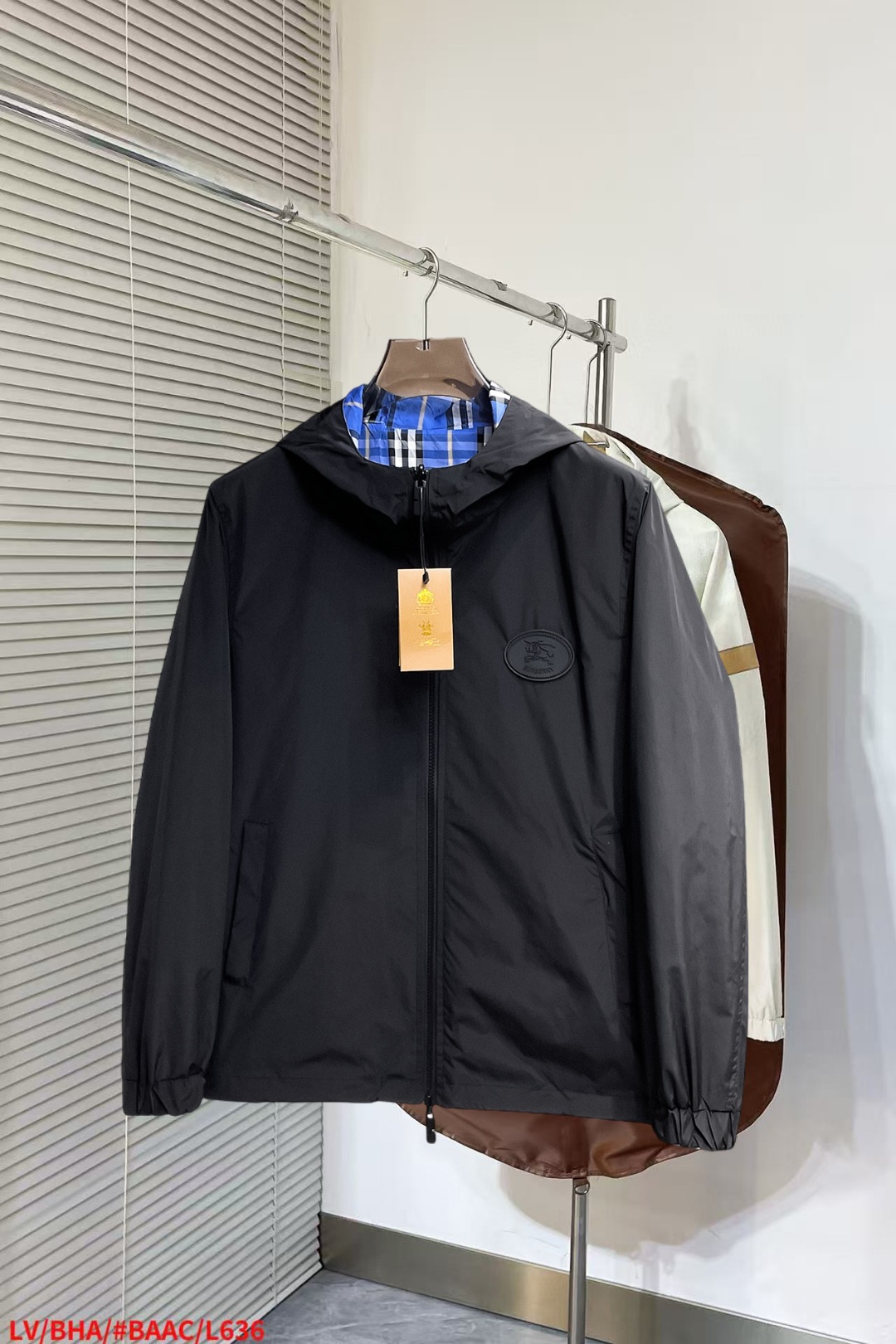 NO:652265,Burberry's new autumn jacket, the new product on the show is in perfect condition. It is comfortable and warm to wear on both sides. It has three labels and full and attractive colors. It is a very outstanding design that can easily enhance the fashion sense. The workmanship is extremely sophisticated and rigorous, and the wiring is neat and meticulous!  A masterpiece from a famous designer!  The upper body does not look bloated and is super handsome!  Available size M ~ XXXL,,burberry,jackets & coats,jackets & coats,alexander wang19860909巴宝莉 秋季新款夹克外套,秀场新品品相非常完美,双面穿舒适保暖,三标齐全色泽饱满诱人,非常出彩的设计,轻松将时髦感进阶,做工极为考究严谨,走线工整细致！大牌设计师巨作！上身不显臃肿、超级帅气！现货码数M ～ XXXL,,burberry,jackets & coats,jackets & coats,alexander wang,Men's clothing