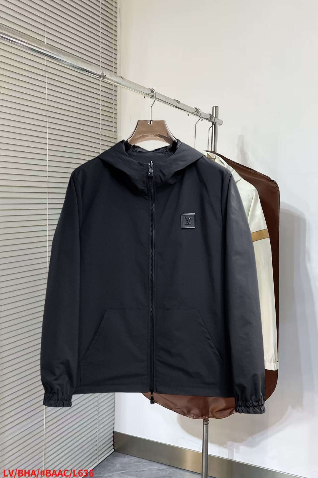 NO:652269,lv's new autumn jacket, the new product on the show is in perfect condition, it is comfortable and warm to wear on both sides, it has three labels, and the color is full and attractive. It has a very outstanding design, which can easily enhance the sense of fashion. The workmanship is extremely sophisticated and rigorous, and the wiring is neat and meticulous!  A masterpiece from a famous designer!  The upper body does not look bloated and is super handsome!  Available sizes M ~ XXXL,,louis vuitton,jackets & coats,jackets & coats,alexander wang19860909Lv 秋季新款夹克外套,秀场新品品相非常完美,双面穿舒适保暖,三标齐全色泽饱满诱人,非常出彩的设计,轻松将时髦感进阶,做工极为考究严谨,走线工整细致！大牌设计师巨作！上身不显臃肿、超级帅气！现货码数M ～ XXXL,,louis vuitton,jackets & coats,jackets & coats,alexander wang,Men's clothing