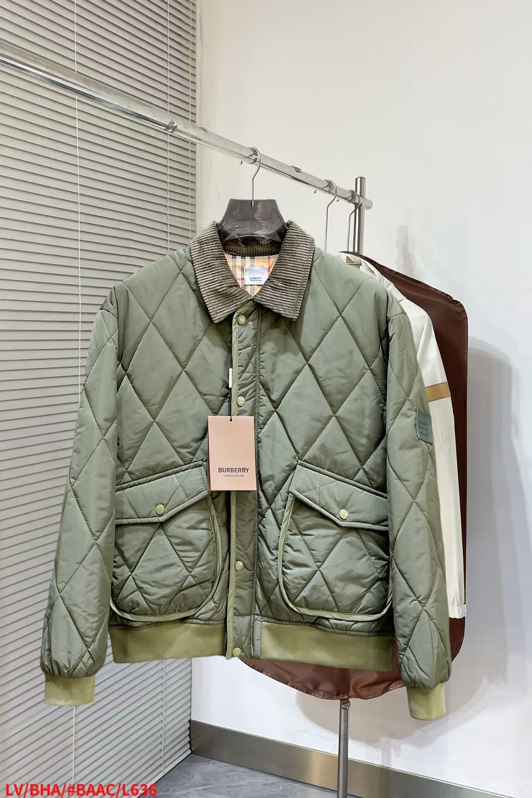 NO:652307,Burberry's three-standard complete ss new winter down jacket, the new product on the show is in perfect condition, comfortable and warm, the color is full and attractive, the very outstanding design can easily enhance the fashion sense, the workmanship is extremely sophisticated and rigorous, and the wiring is neat and meticulous!  A masterpiece from a famous designer!  The upper body does not look bloated and is super handsome!  Available sizes M ~ XXXL,,burberry,jackets & coats,down jacket,alexander wang19860909巴宝莉 三标齐全 ss冬季新款羽绒棉服外套,秀场新品品相非常完美,舒适保暖,色泽饱满诱人,非常出彩的设计,轻松将时髦感进阶,做工极为考究严谨,走线工整细致！大牌设计师巨作！上身不显臃肿、超级帅气！现货码数M ～ XXXL,,burberry,jackets & coats,down jacket,alexander wang,Men's clothing