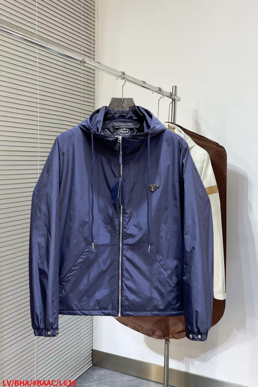 NO:652303,Prada's three-standard complete ss new winter down jacket, the new product on the show is in perfect condition, comfortable and warm, the color is full and attractive, the design is very outstanding, it can easily enhance the sense of fashion, the workmanship is extremely sophisticated and rigorous, and the wiring is neat and meticulous!  A masterpiece from a famous designer!  The upper body does not look bloated and is super handsome!  Available sizes M ~ XXXL,,prada,jackets & coats,down jacket,alexander wang19860909普拉达 三标齐全 ss冬季新款羽绒棉服外套,秀场新品品相非常完美,舒适保暖,色泽饱满诱人,非常出彩的设计,轻松将时髦感进阶,做工极为考究严谨,走线工整细致！大牌设计师巨作！上身不显臃肿、超级帅气！现货码数M ～ XXXL,,prada,jackets & coats,down jacket,alexander wang,Men's clothing