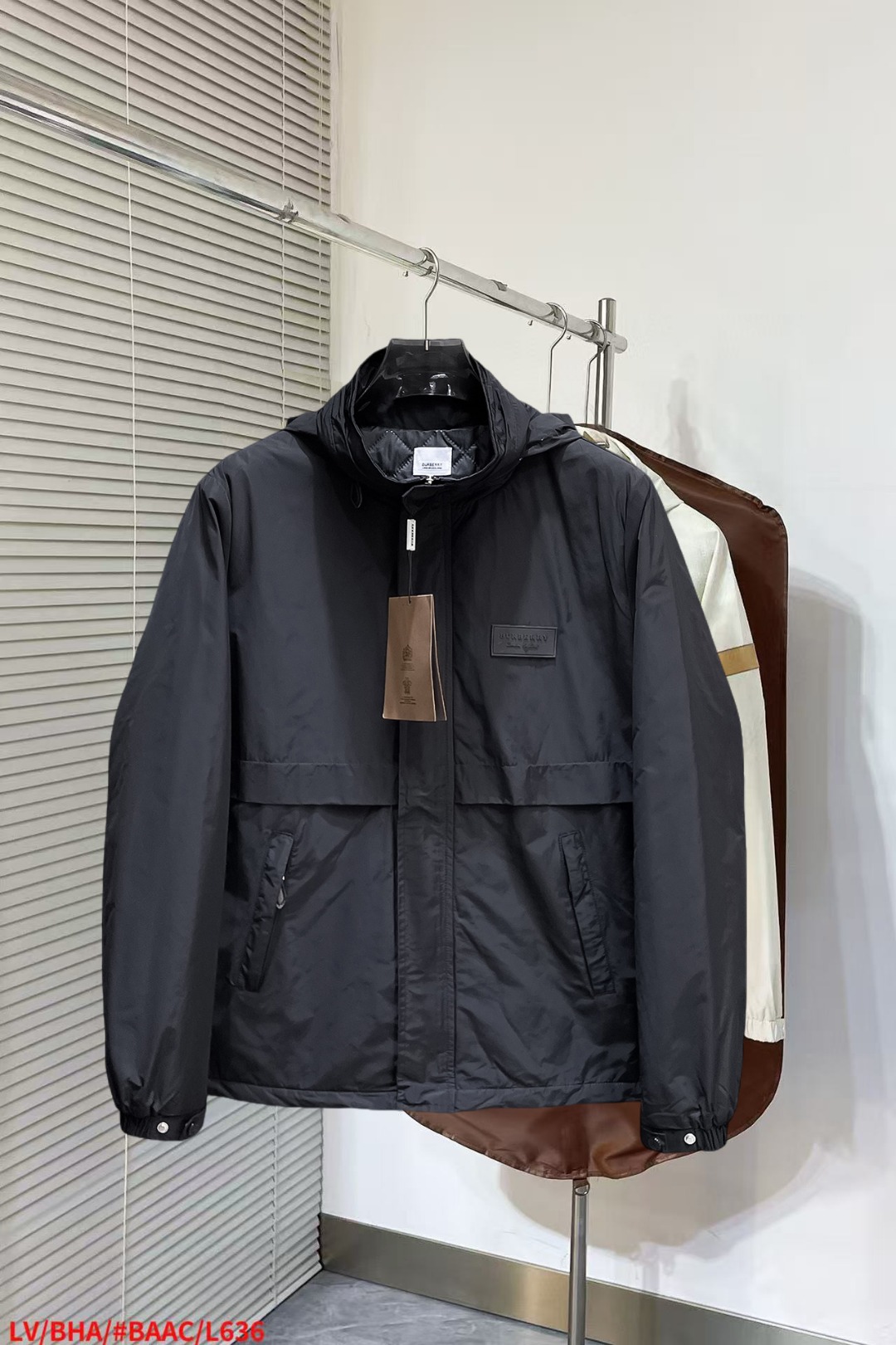 NO:652299,Burberry's three-standard complete ss new winter down jacket, the new product on the show is in perfect condition, comfortable and warm, the color is full and attractive, the very outstanding design can easily enhance the fashion sense, the workmanship is extremely sophisticated and rigorous, and the wiring is neat and meticulous!  A masterpiece from a famous designer!  The upper body does not look bloated and is super handsome!  Available sizes M ~ XXXL,,burberry,jackets & coats,down jacket,alexander wang19860909巴宝莉 三标齐全 ss冬季新款羽绒棉服外套,秀场新品品相非常完美,舒适保暖,色泽饱满诱人,非常出彩的设计,轻松将时髦感进阶,做工极为考究严谨,走线工整细致！大牌设计师巨作！上身不显臃肿、超级帅气！现货码数M ～ XXXL,,burberry,jackets & coats,down jacket,alexander wang,Men's clothing