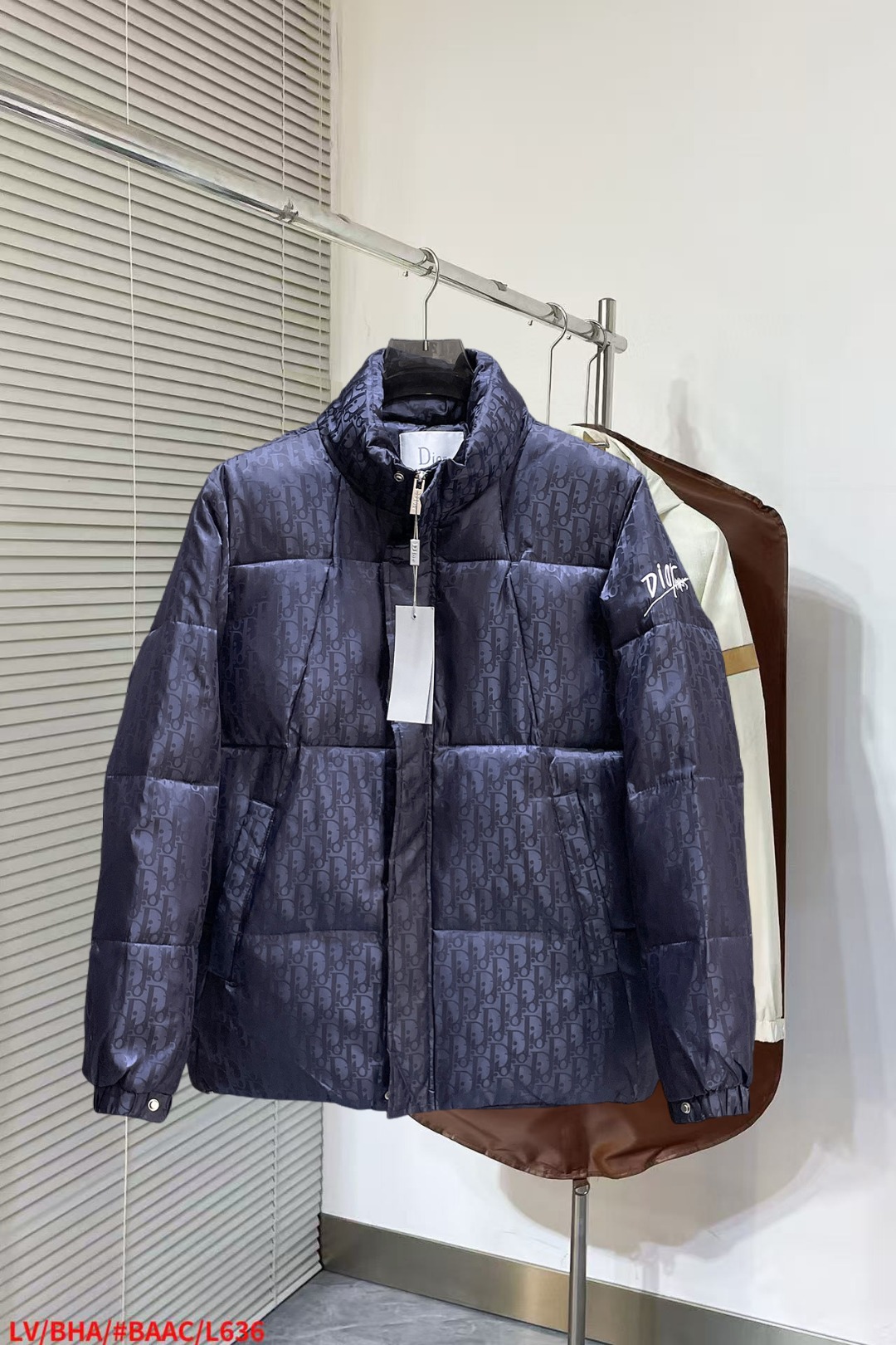 NO:652294,Dior's new ss winter down jacket with all three standards, the new product on the show is in perfect condition, comfortable and warm, the color is full and attractive, the design is very outstanding, it can easily enhance the fashion sense, the workmanship is extremely sophisticated and rigorous, and the wiring is neat and meticulous!  A masterpiece from a famous designer!  The upper body does not look bloated and is super handsome!  Available sizes M ~ XXXL,,dior,jackets & coats,down jacket,alexander wang19860909迪奥 三标齐全 ss冬季新款羽绒棉服外套,秀场新品品相非常完美,舒适保暖,色泽饱满诱人,非常出彩的设计,轻松将时髦感进阶,做工极为考究严谨,走线工整细致！大牌设计师巨作！上身不显臃肿、超级帅气！现货码数M ～ XXXL,,dior,jackets & coats,down jacket,alexander wang,Men's clothing