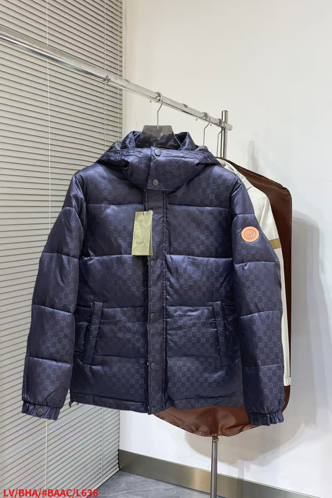 NO:652289,Gucci's three-standard complete ss new winter down jacket, the new product on the show is in perfect condition, comfortable and warm, the color is full and attractive, the design is very brilliant, it can easily enhance the fashion sense, the workmanship is extremely sophisticated and rigorous, and the wiring is neat and meticulous!  A masterpiece from a famous designer!  The upper body does not look bloated and is super handsome!  Available sizes M ~ XXXL,,jackets & coats,down jacket,alexander wang19860909古奇 三标齐全 ss冬季新款羽绒棉服外套,秀场新品品相非常完美,舒适保暖,色泽饱满诱人,非常出彩的设计,轻松将时髦感进阶,做工极为考究严谨,走线工整细致！大牌设计师巨作！上身不显臃肿、超级帅气！现货码数M ～ XXXL,,jackets & coats,down jacket,alexander wang,Men's clothing