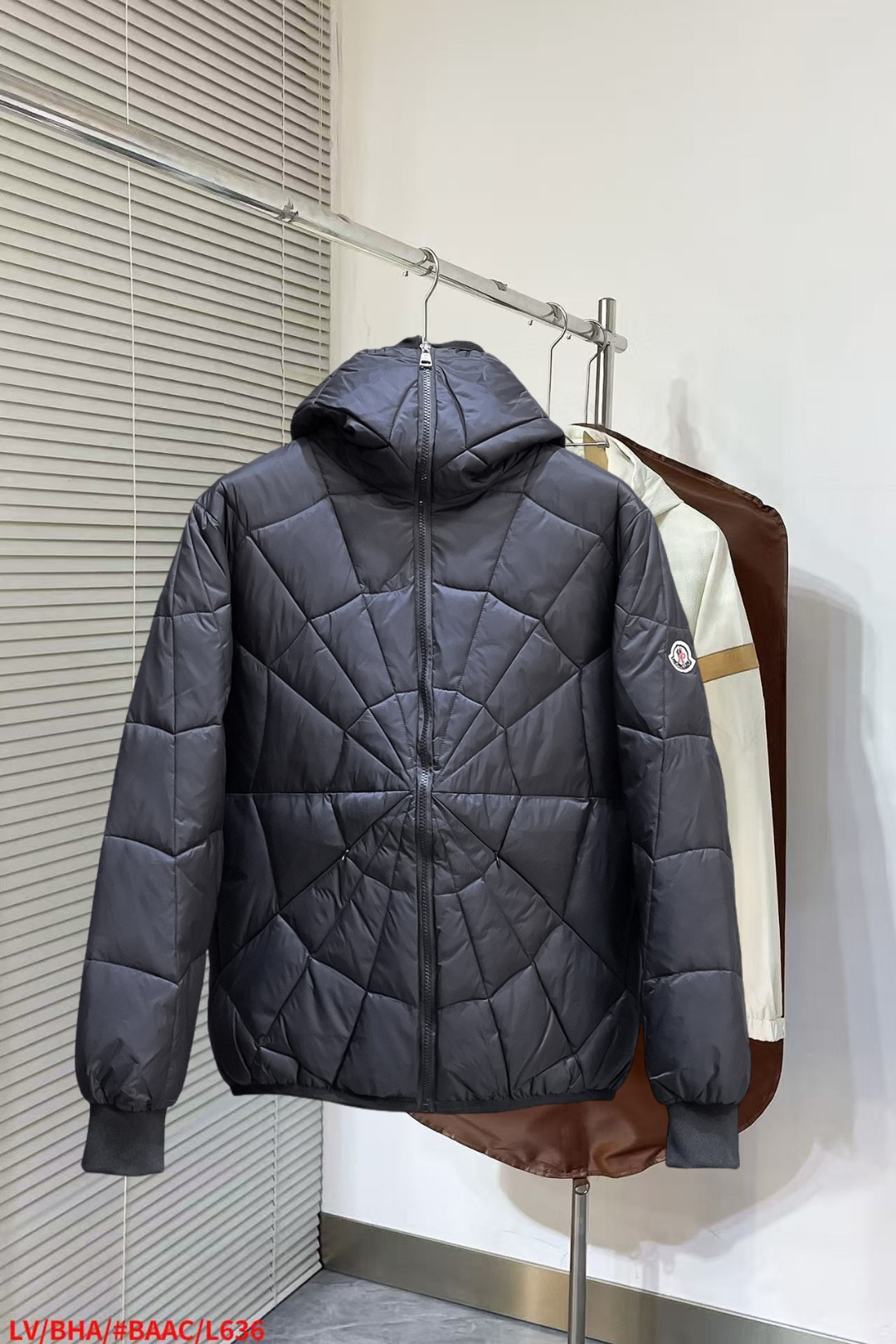 NO:652283,Mengkou, complete with three standards, ss new winter down jacket, the new product on the show is in perfect condition, comfortable and warm, the color is full and attractive, the very outstanding design can easily enhance the fashion sense, the workmanship is extremely sophisticated and rigorous, and the wiring is neat and meticulous!  A masterpiece from a famous designer!  The upper body does not look bloated and is super handsome!  Available sizes M ~ XXXL,,Moncler,jackets & coats,down jacket,alexander wang19860909蒙口 三标齐全 ss冬季新款羽绒棉服外套,秀场新品品相非常完美,舒适保暖,色泽饱满诱人,非常出彩的设计,轻松将时髦感进阶,做工极为考究严谨,走线工整细致！大牌设计师巨作！上身不显臃肿、超级帅气！现货码数M ～ XXXL,,Moncler,jackets & coats,down jacket,alexander wang,Men's clothing