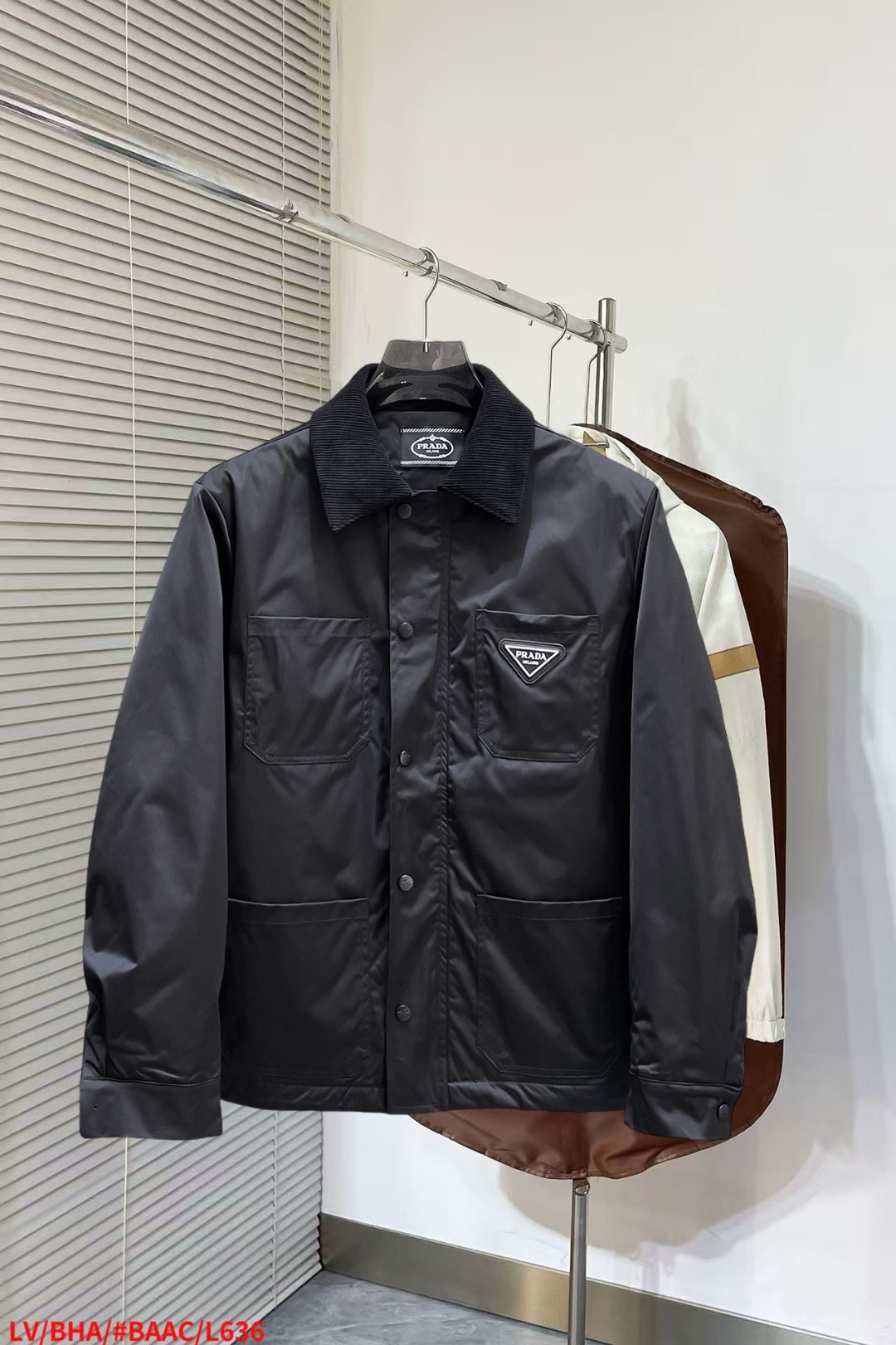 NO:652278,Prada's three-standard complete ss new winter down jacket, the new product on the show is in perfect condition, comfortable and warm, the color is full and attractive, the design is very outstanding, it can easily enhance the sense of fashion, the workmanship is extremely sophisticated and rigorous, and the wiring is neat and meticulous!  A masterpiece from a famous designer!  The upper body does not look bloated and is super handsome!  Available sizes M ~ XXXL,,prada,jackets & coats,down jacket,alexander wang19860909普拉达 三标齐全 ss冬季新款羽绒棉服外套,秀场新品品相非常完美,舒适保暖,色泽饱满诱人,非常出彩的设计,轻松将时髦感进阶,做工极为考究严谨,走线工整细致！大牌设计师巨作！上身不显臃肿、超级帅气！现货码数M ～ XXXL,,prada,jackets & coats,down jacket,alexander wang,Men's clothing